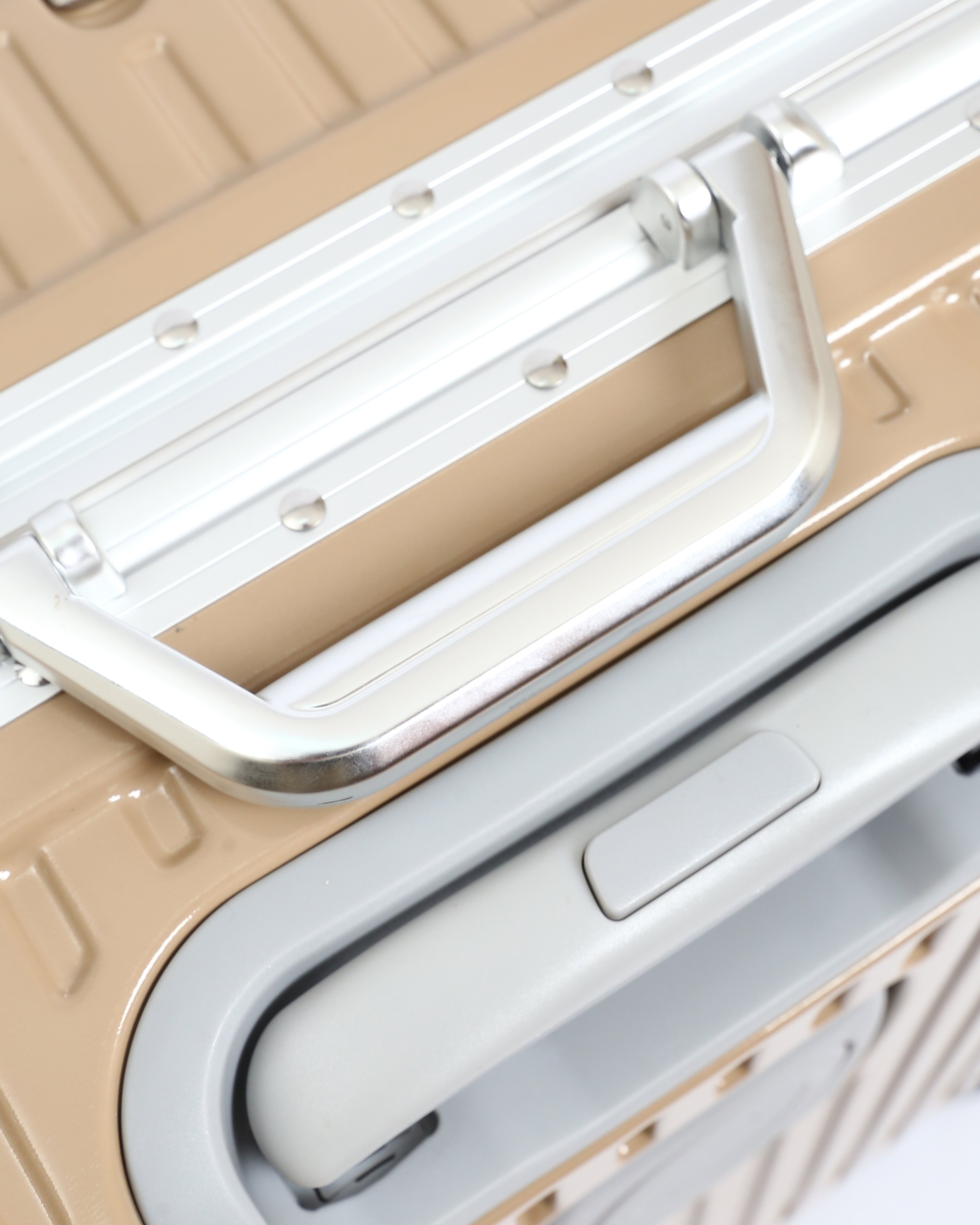 تايتان إيدج – شنطة سفر استثنائية باللون البيج الرملي