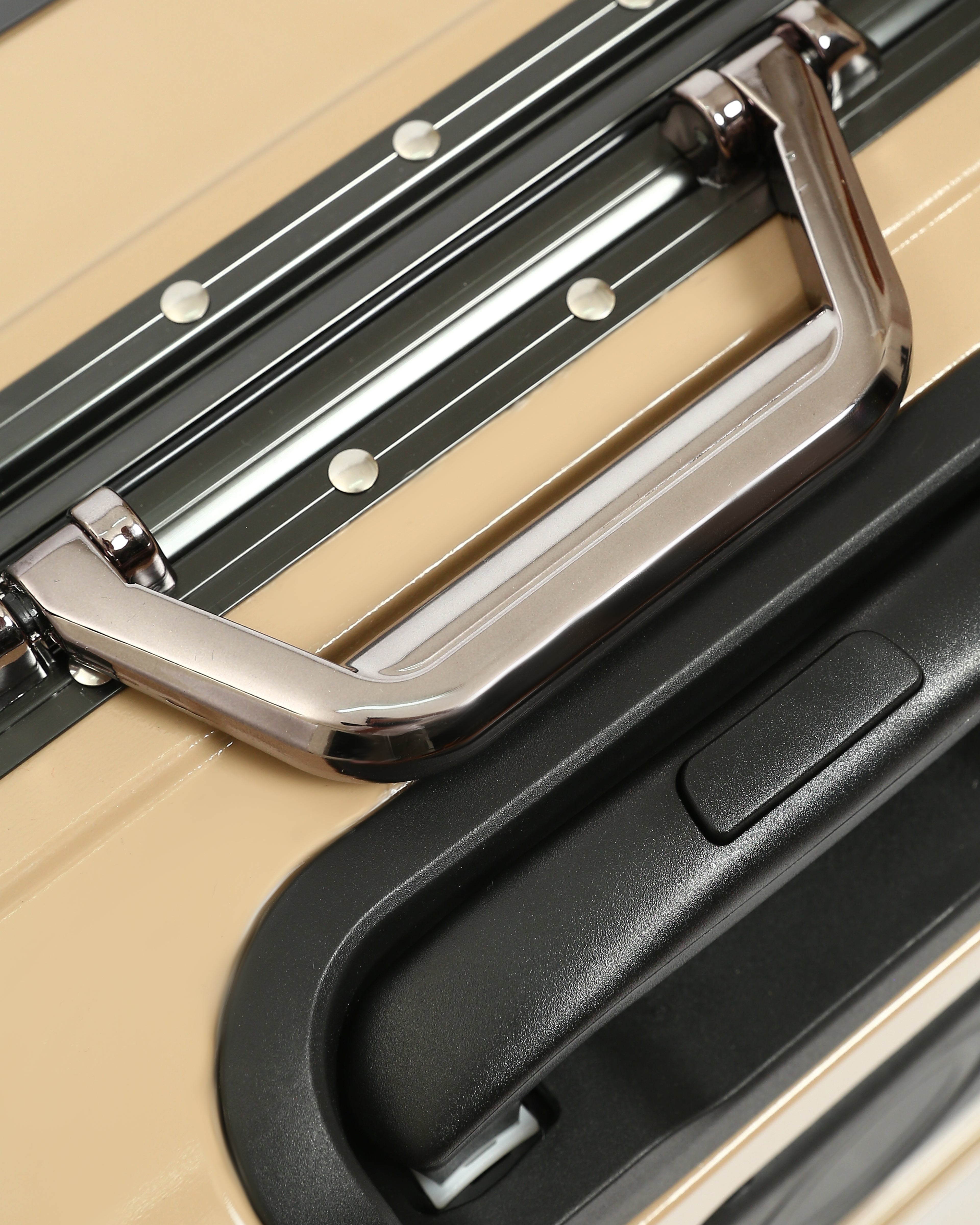 تايتان إيدج – شنطة سفر استثنائية باللون الوردي