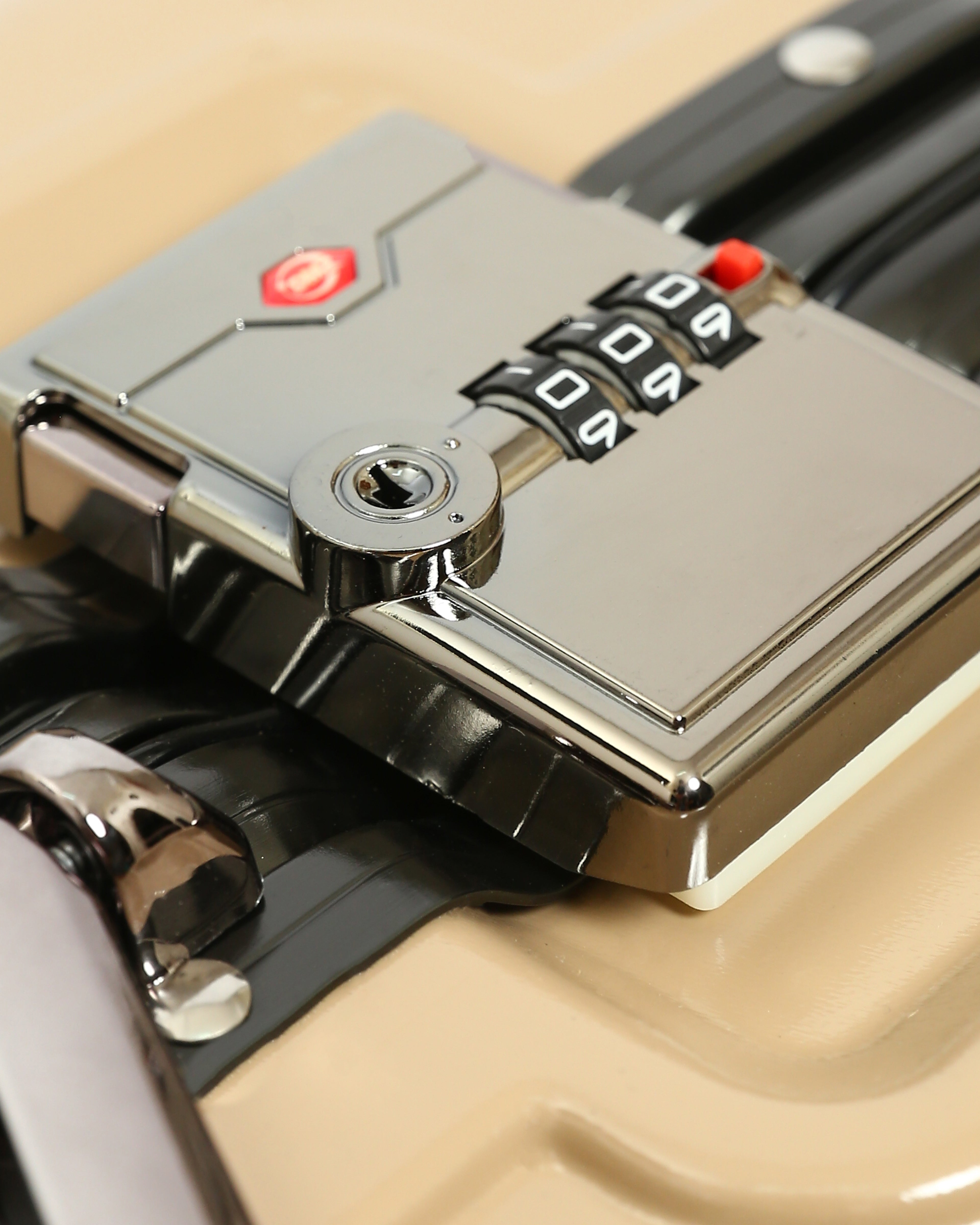 تايتان إيدج – شنطة سفر استثنائية باللون الوردي