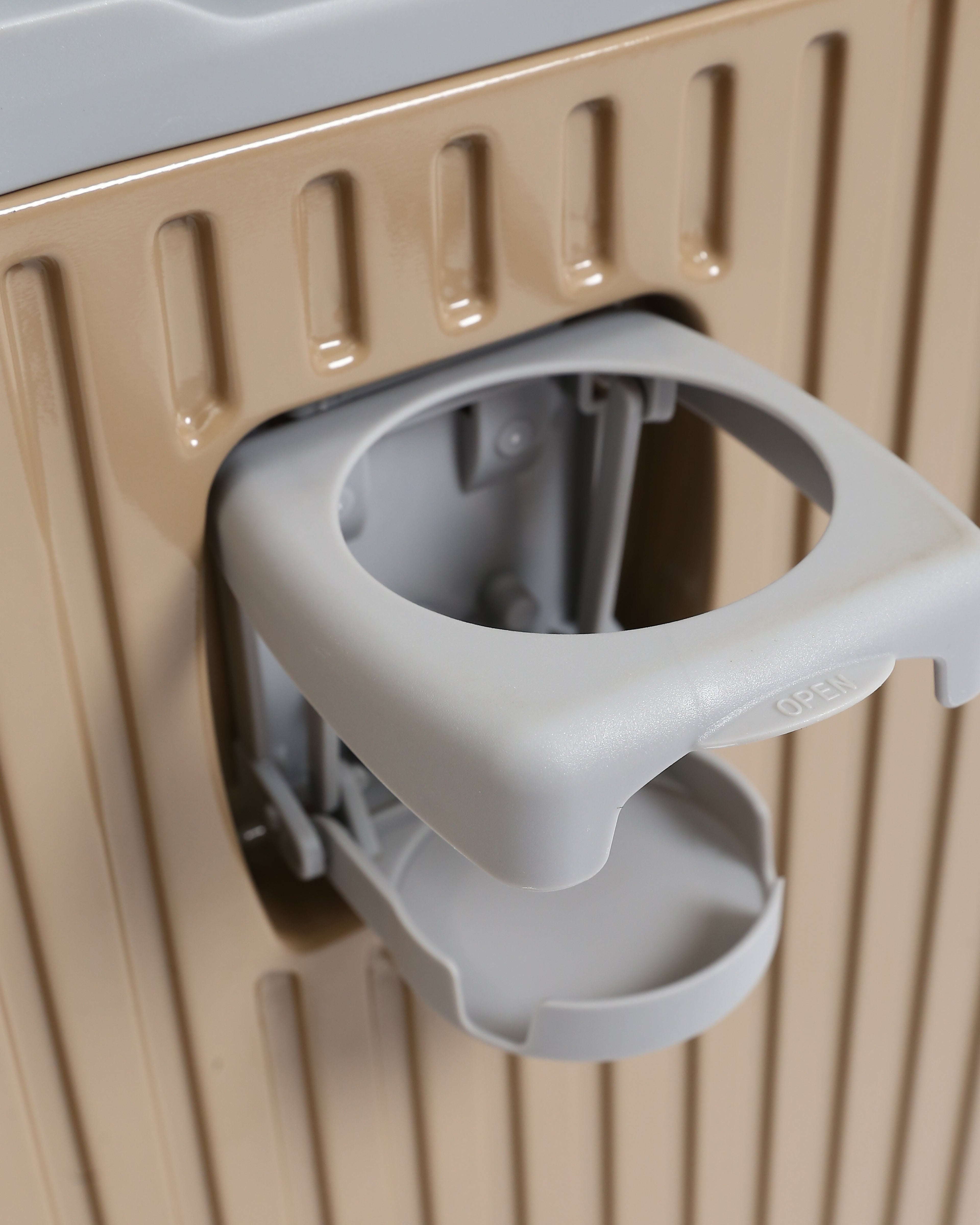 تايتان إيدج – شنطة سفر استثنائية باللون البيج الرملي