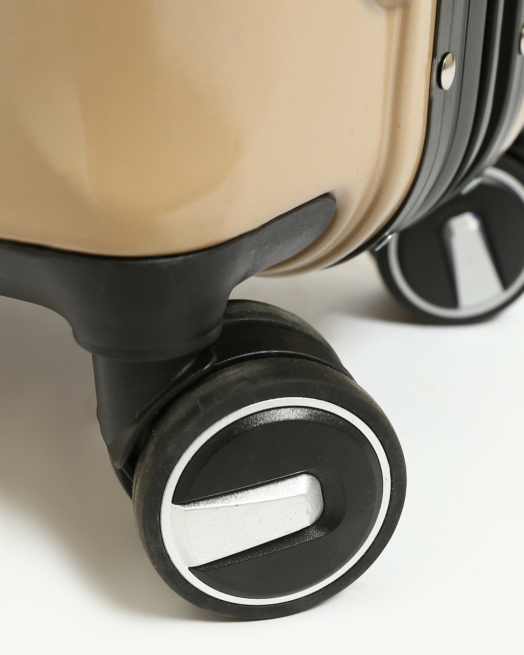 تايتان إيدج – شنطة سفر استثنائية باللون الوردي