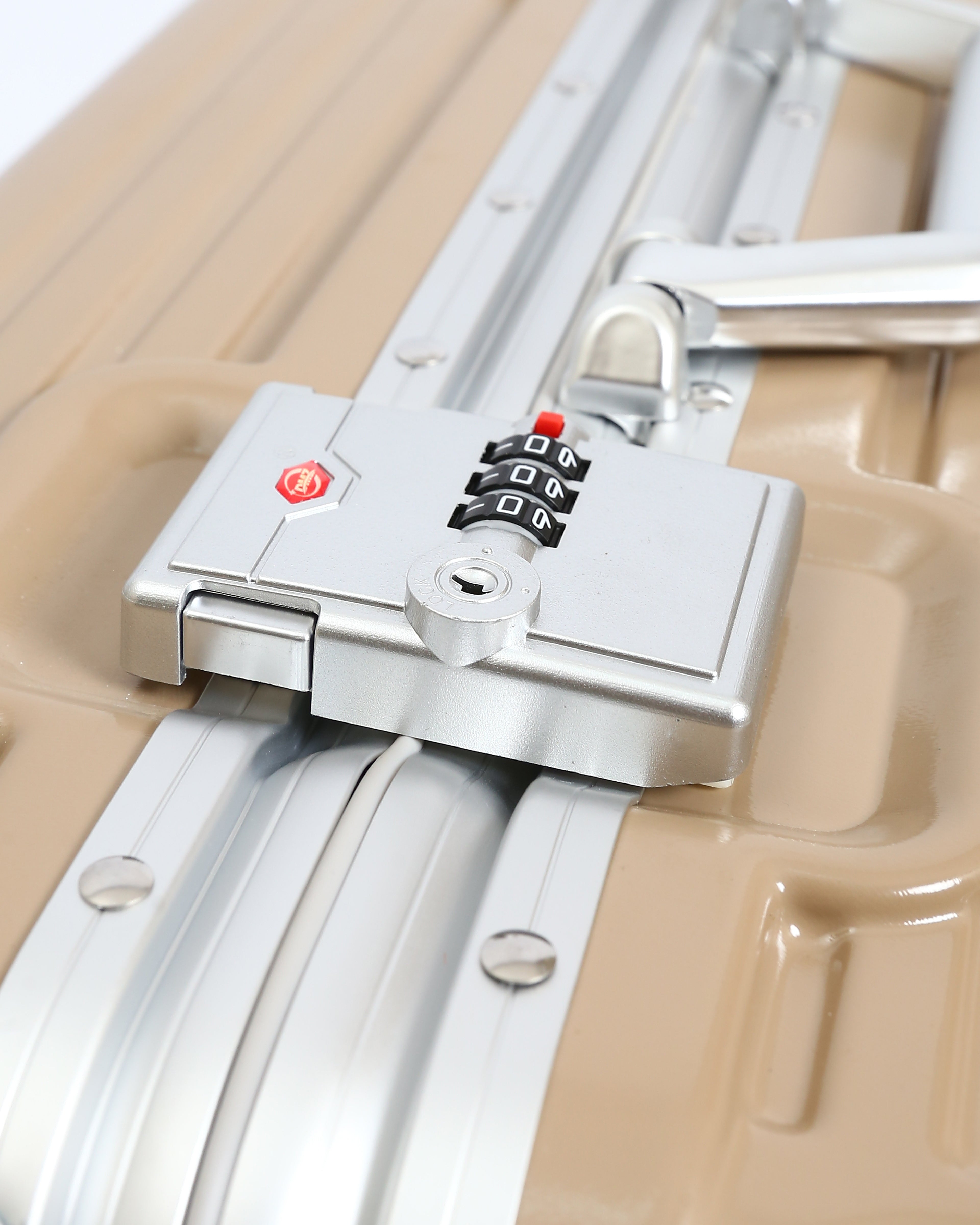 تايتان إيدج – شنطة سفر استثنائية باللون البيج الرملي