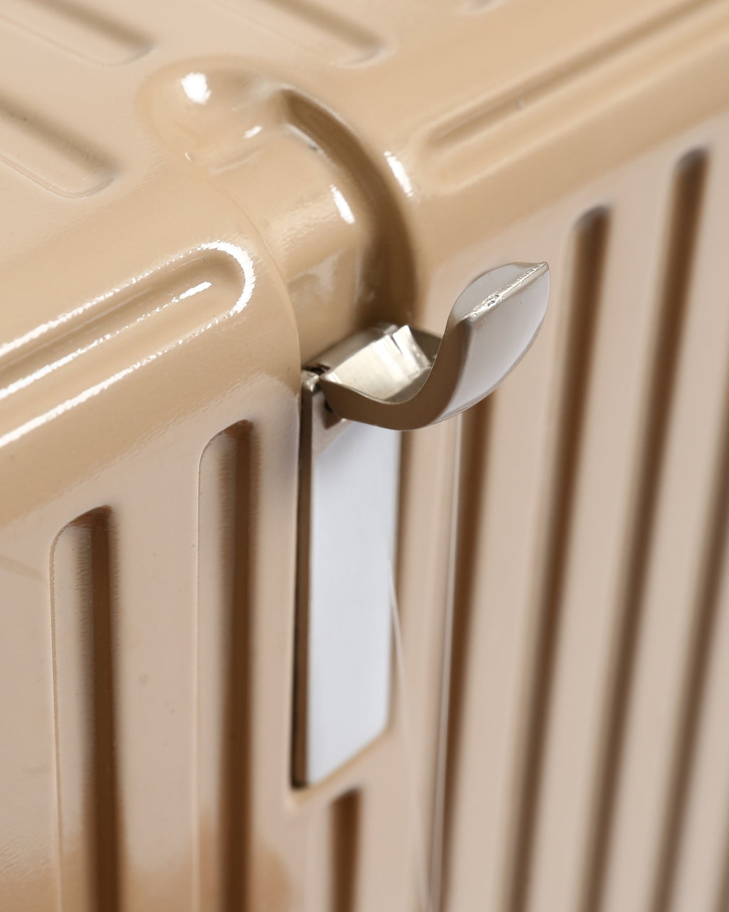 تايتان إيدج – شنطة سفر استثنائية باللون البيج الرملي