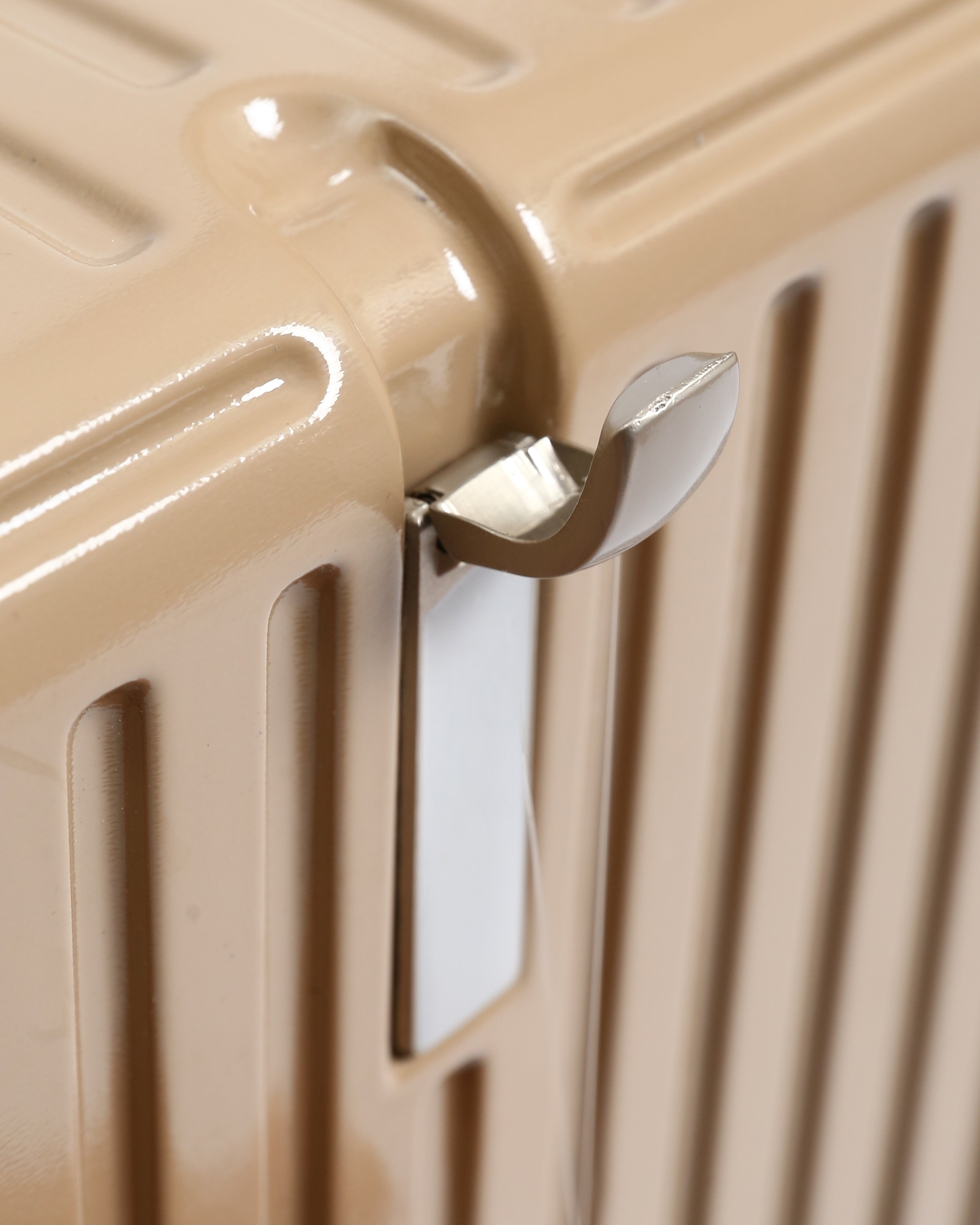 تايتان إيدج – شنطة سفر استثنائية باللون البيج الرملي