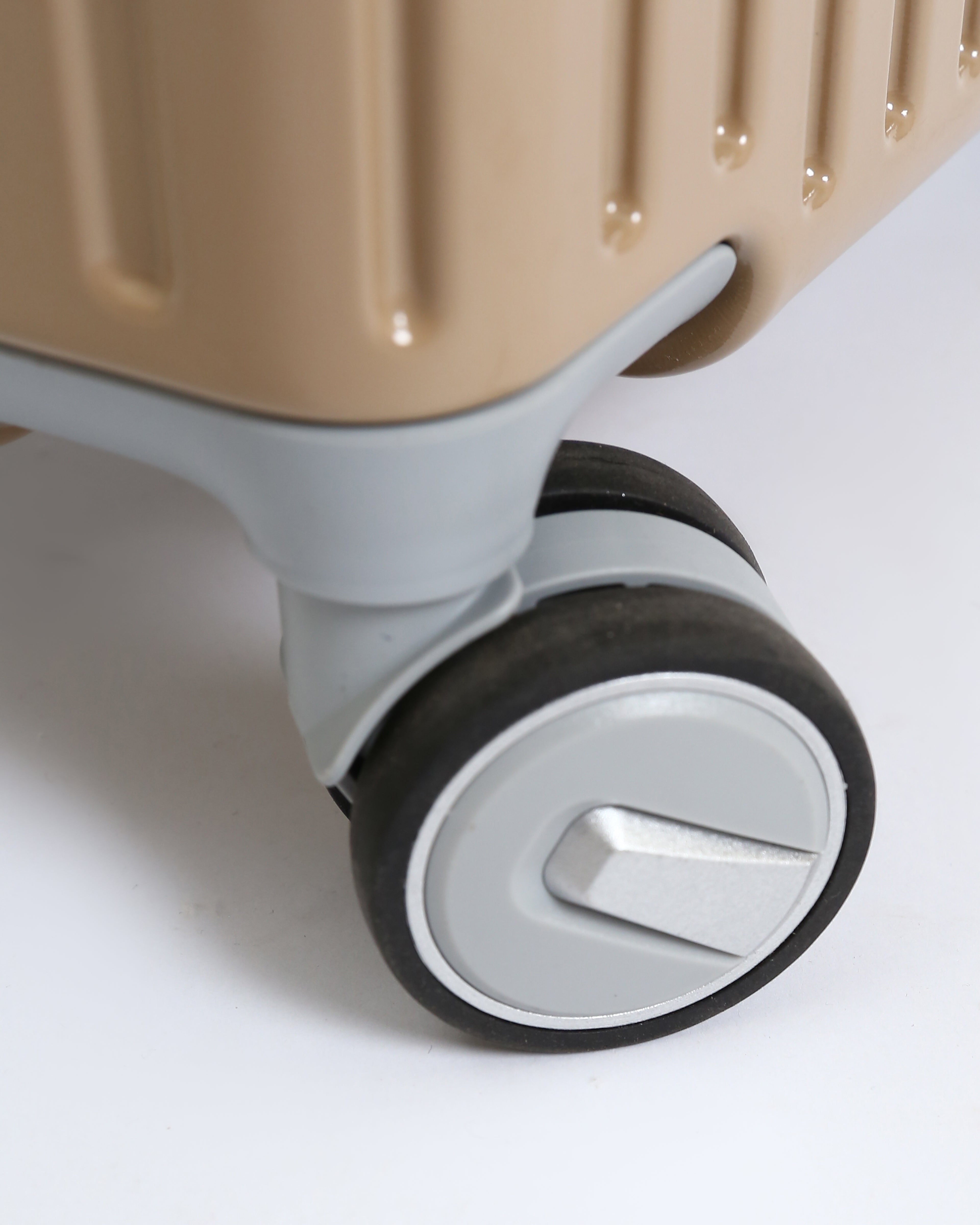 تايتان إيدج – شنطة سفر استثنائية باللون البيج الرملي