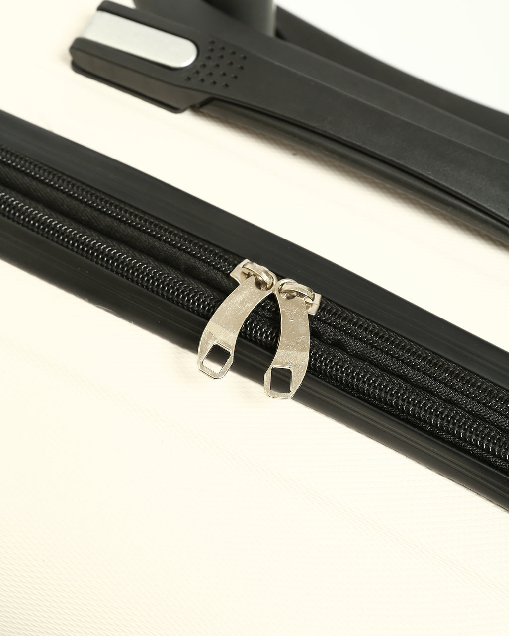 حقيبة سفر CK Premium المصنوعة من السيليكون الصلب - أبيص