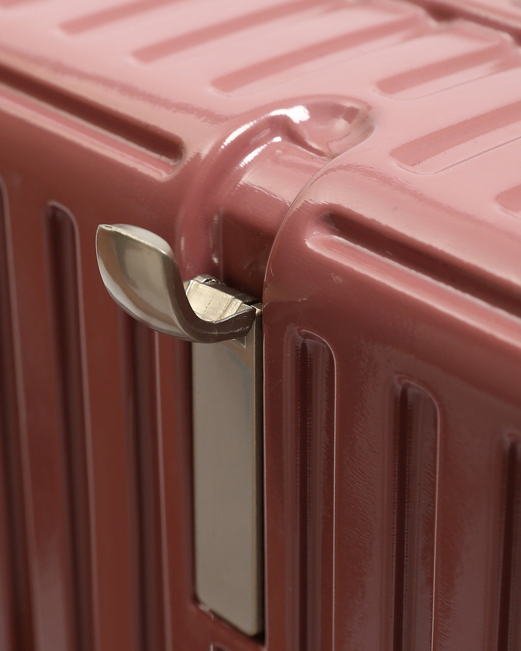 تايتان إيدج – شنطة سفر استثنائية لون روز جولد