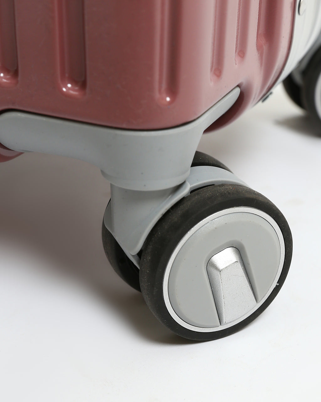 تايتان إيدج – شنطة سفر استثنائية لون روز جولد