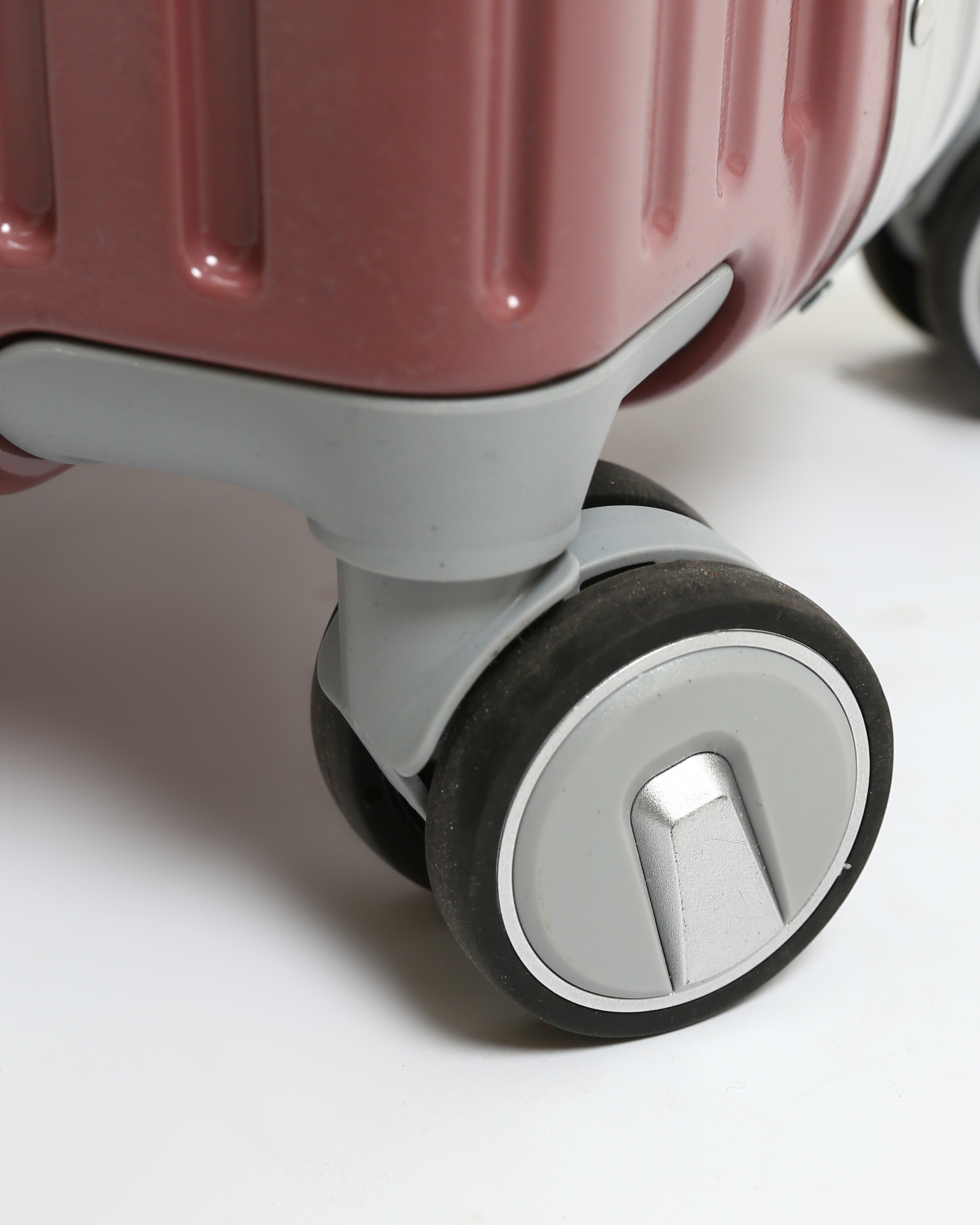 تايتان إيدج – شنطة سفر استثنائية لون روز جولد