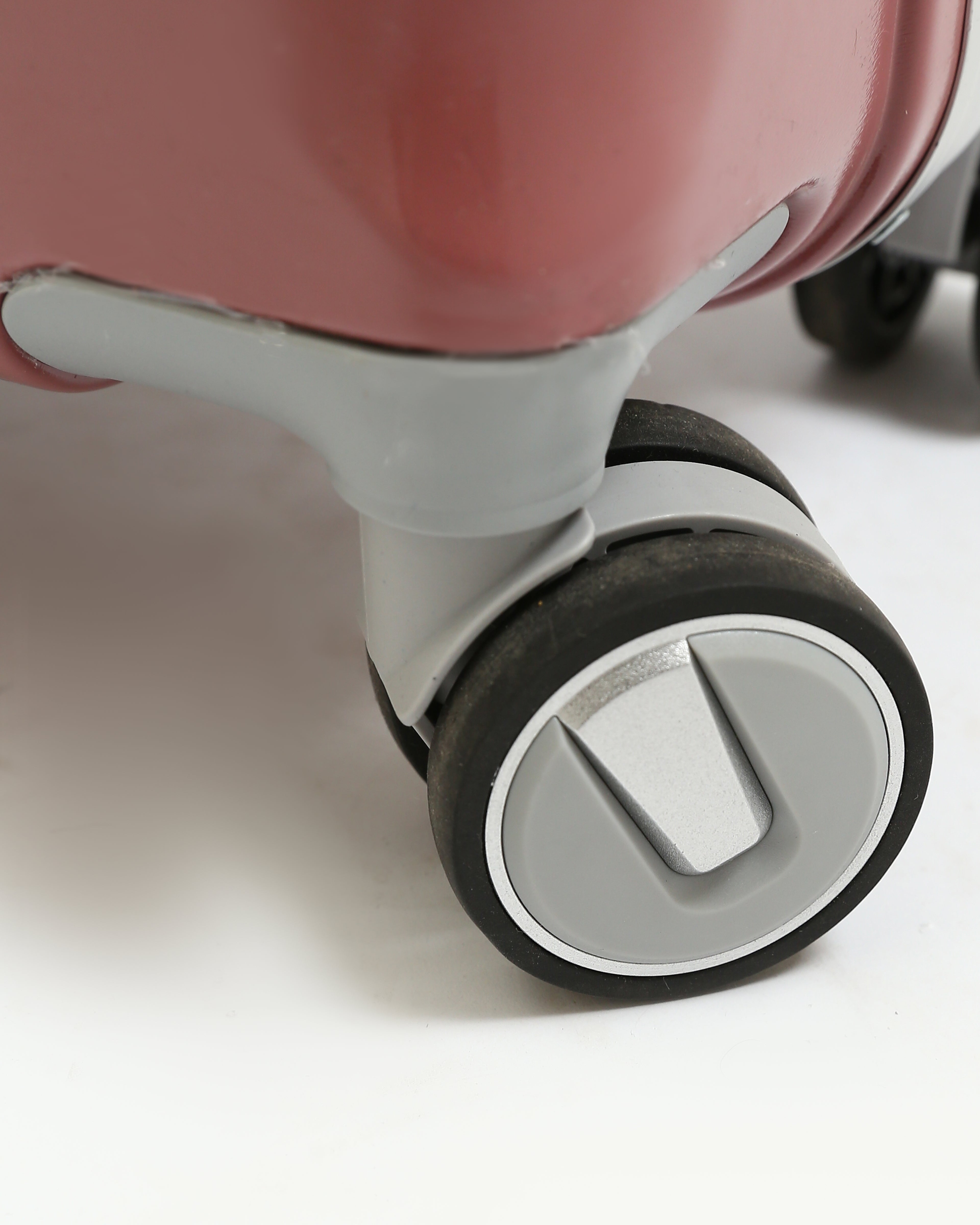 تايتان إيدج – شنطة سفر استثنائية لون روز جولد