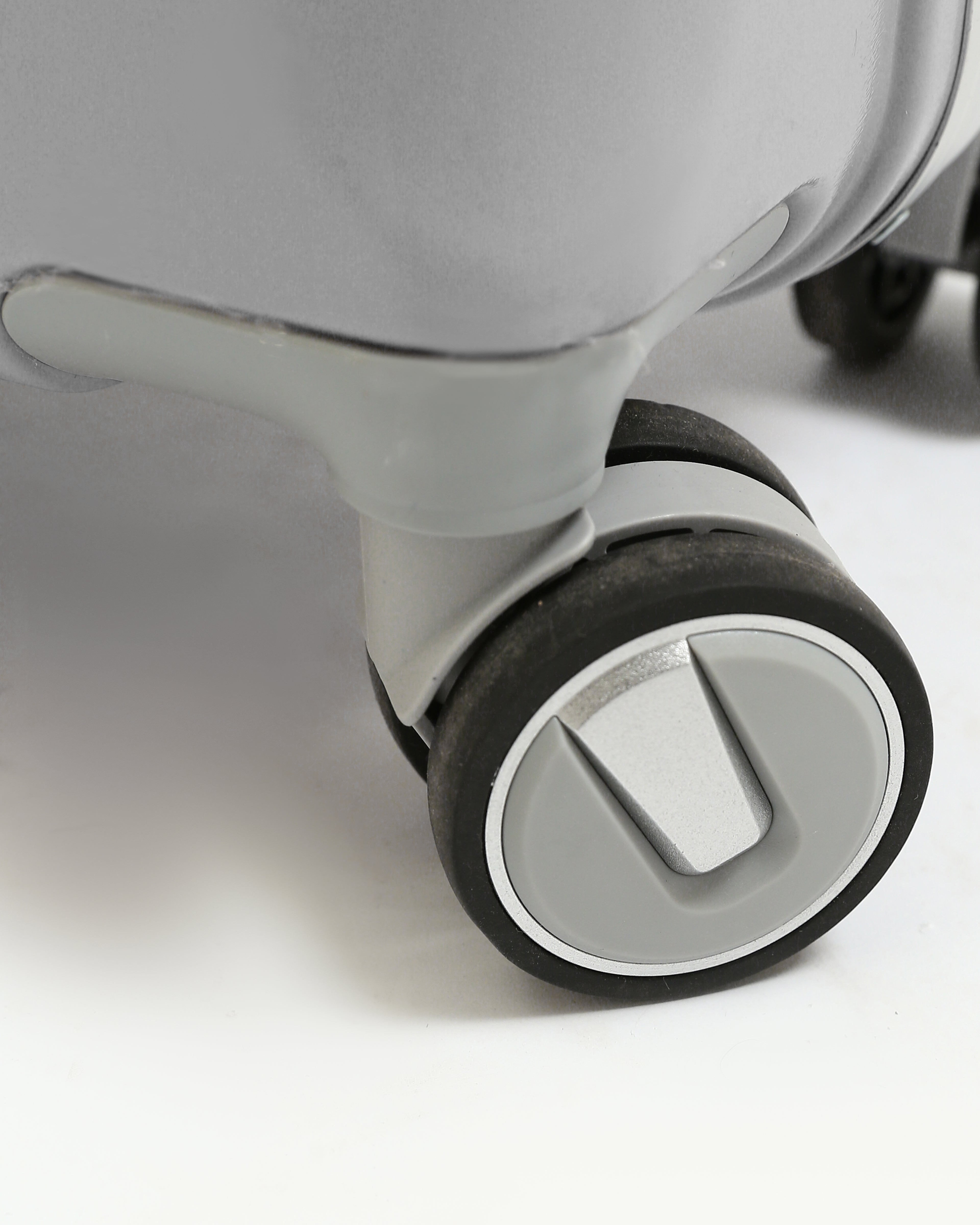 تايتان إيدج – شنطة سفر استثنائية لون ميتاليك سيلفر