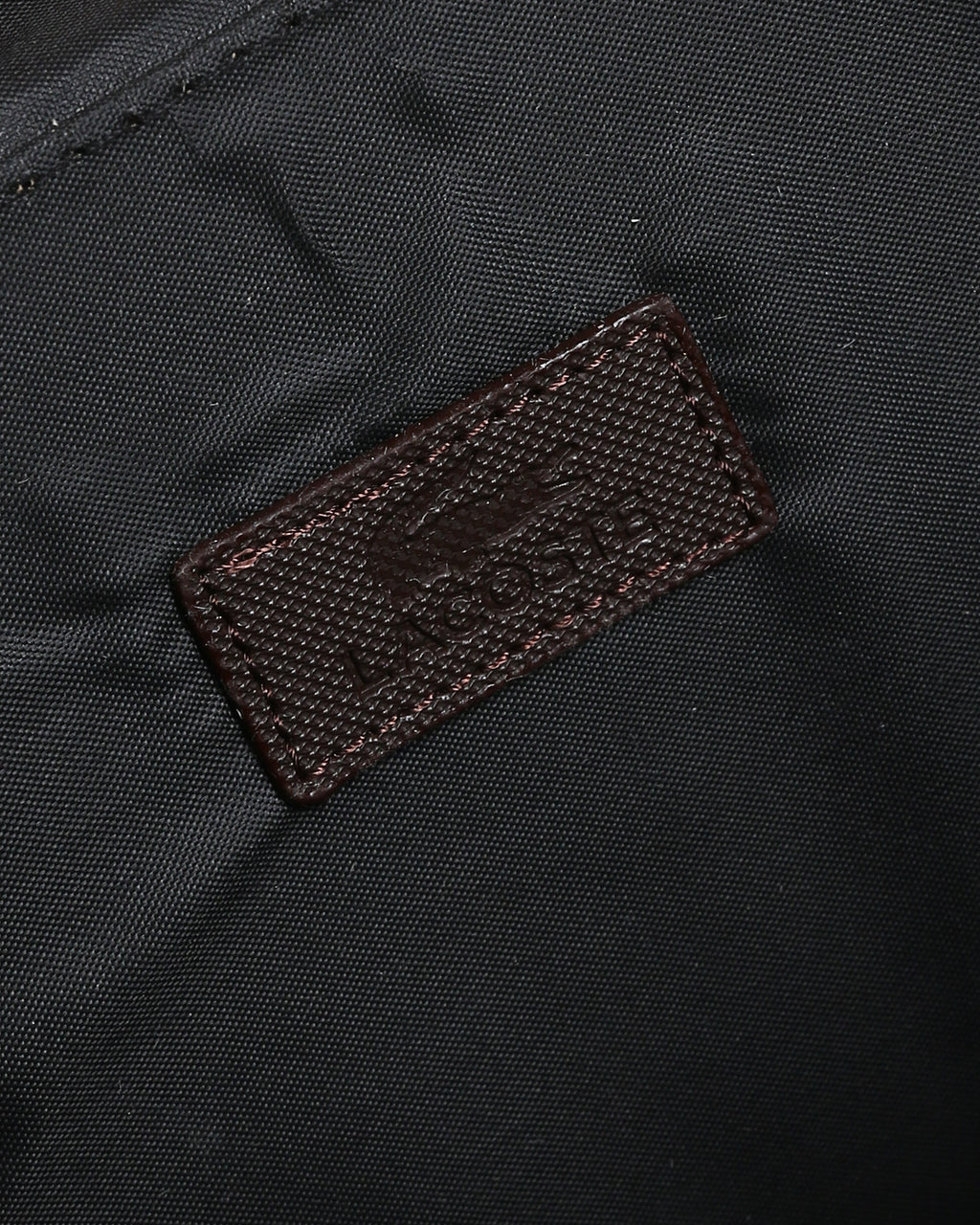 حقيبة لاكوست الأساسية - بني غامق كلاسيكي