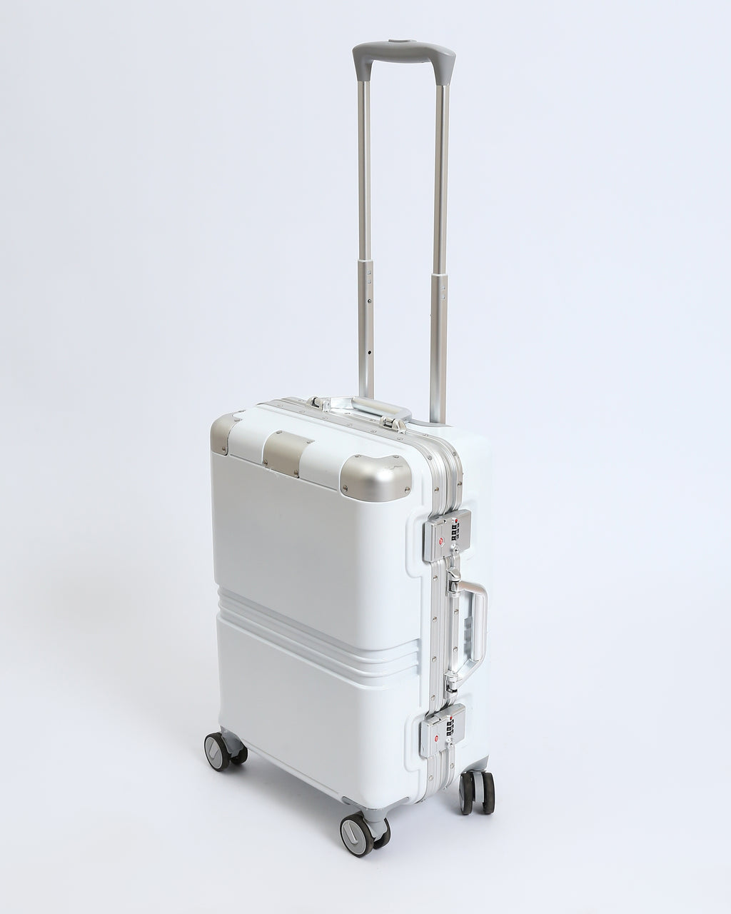 تايتان إيدج – شنطة سفر استثنائية باللون الابيض