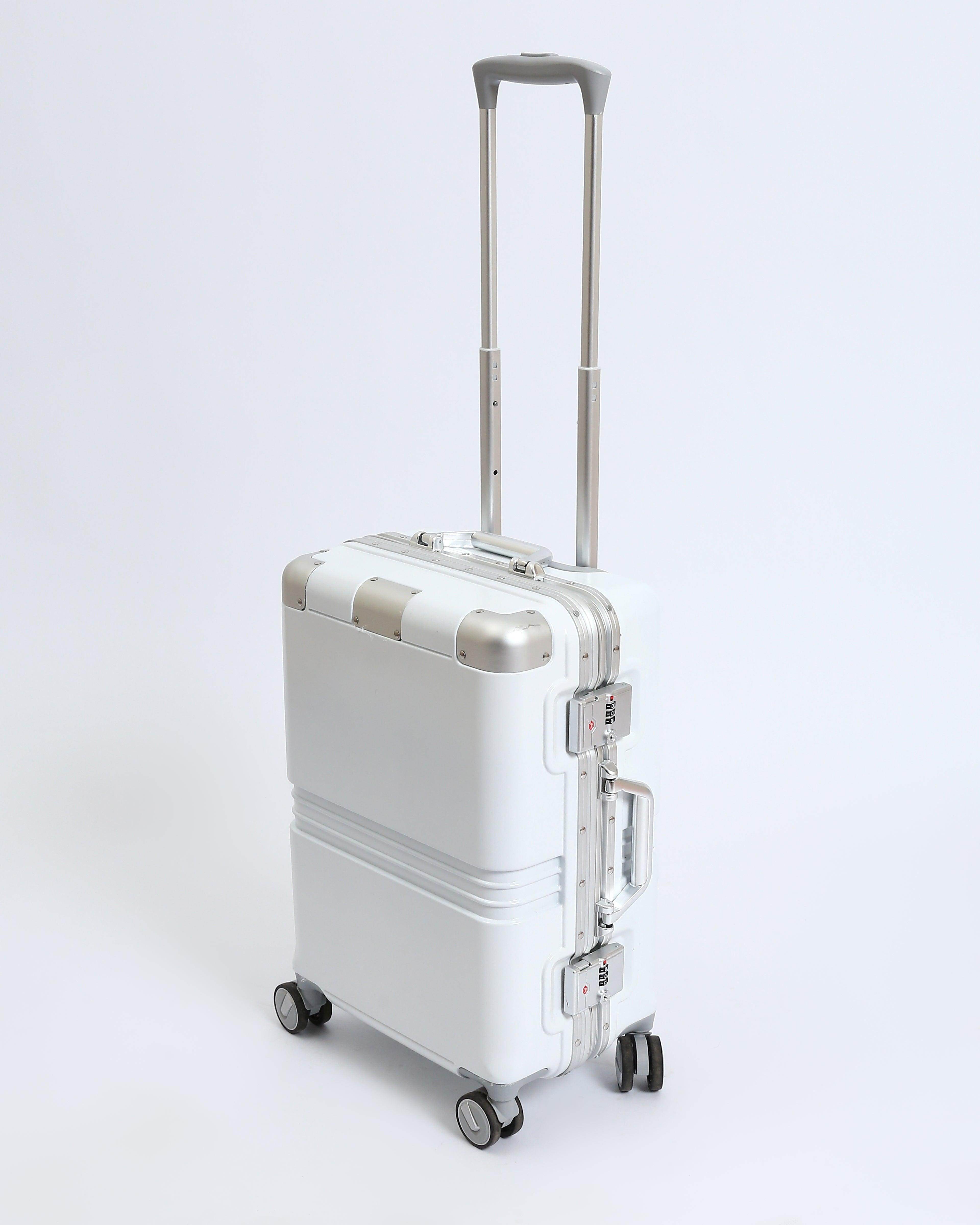 تايتان إيدج – شنطة سفر استثنائية باللون الابيض