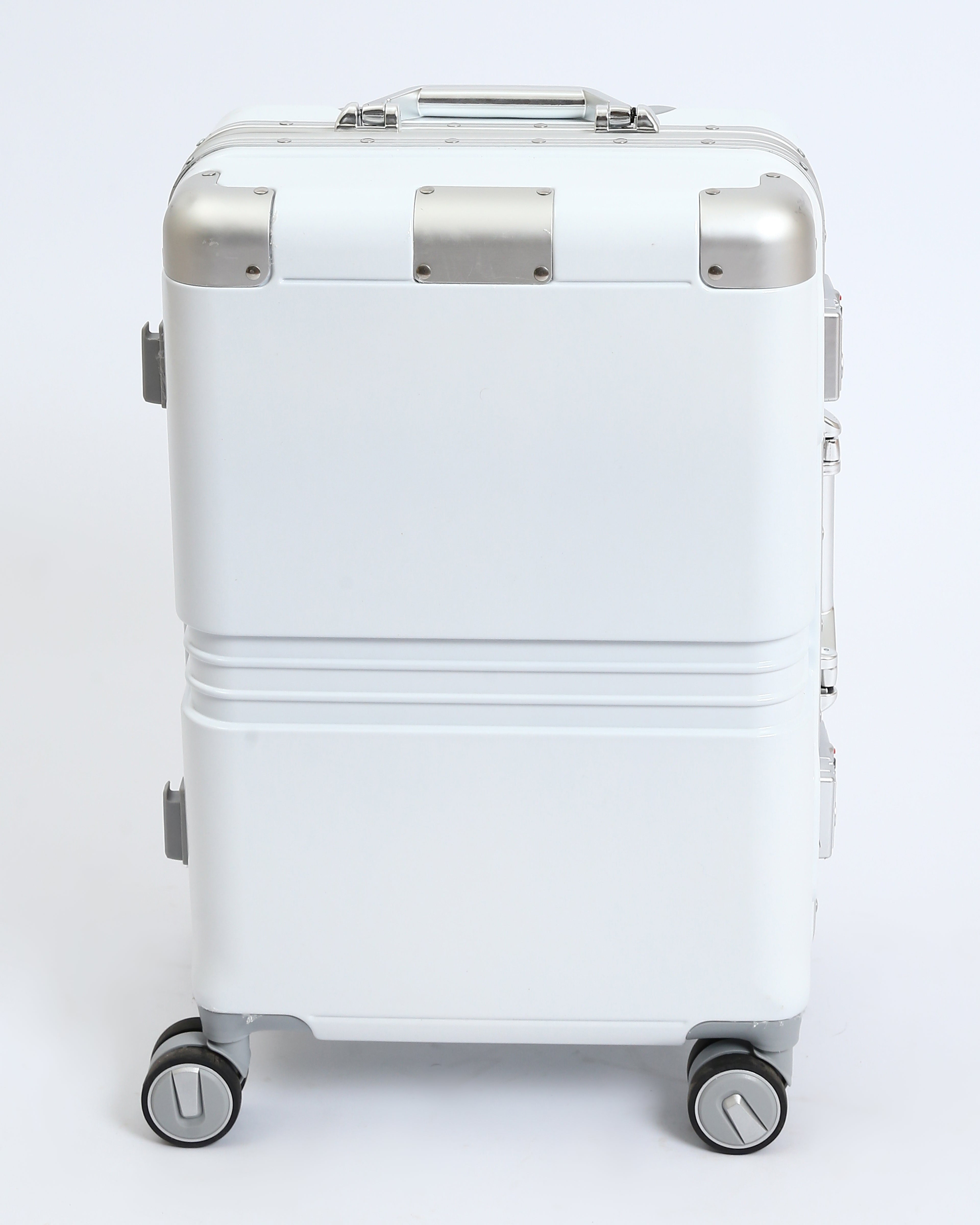 تايتان إيدج – شنطة سفر استثنائية باللون الابيض