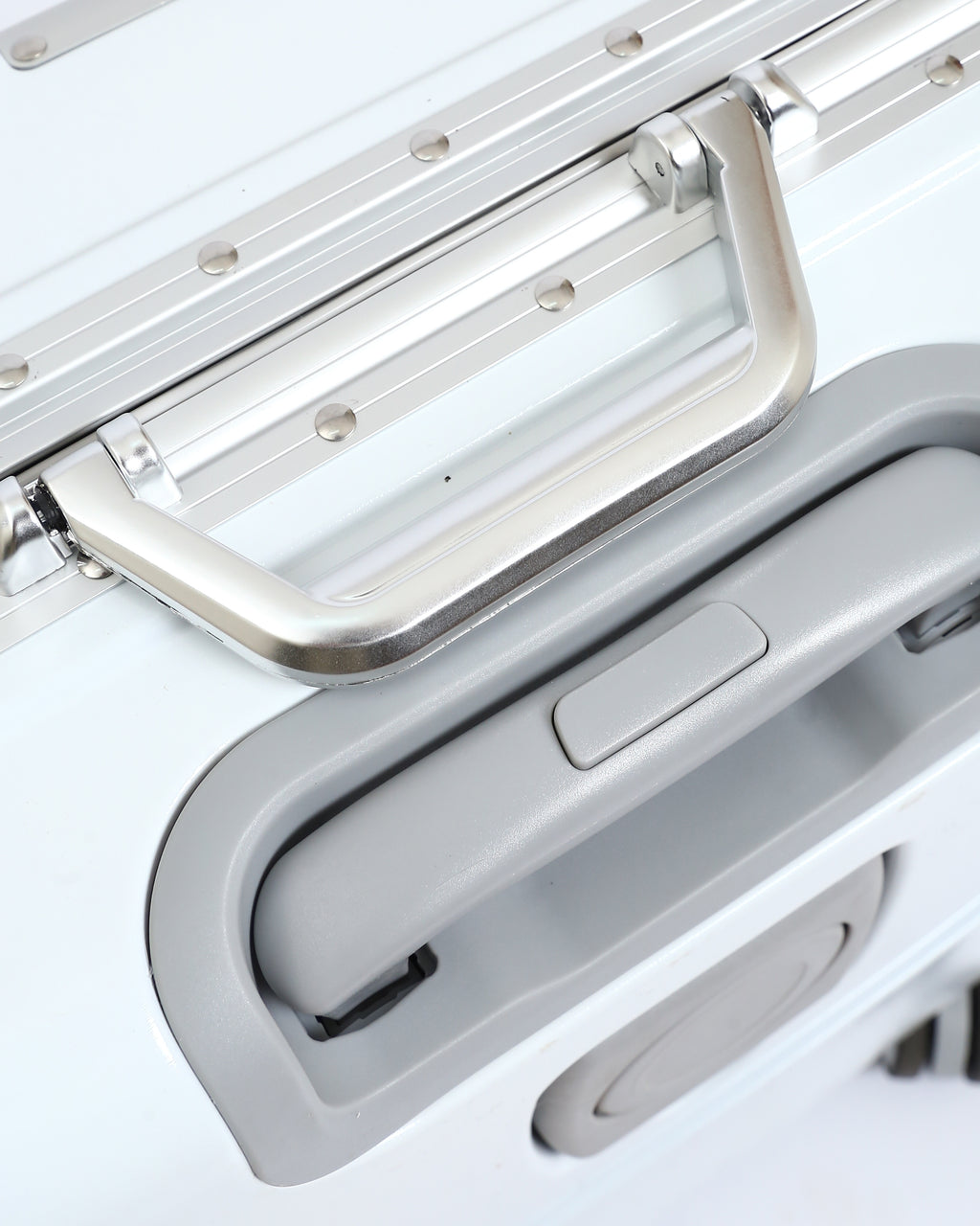 تايتان إيدج – شنطة سفر استثنائية باللون الابيض