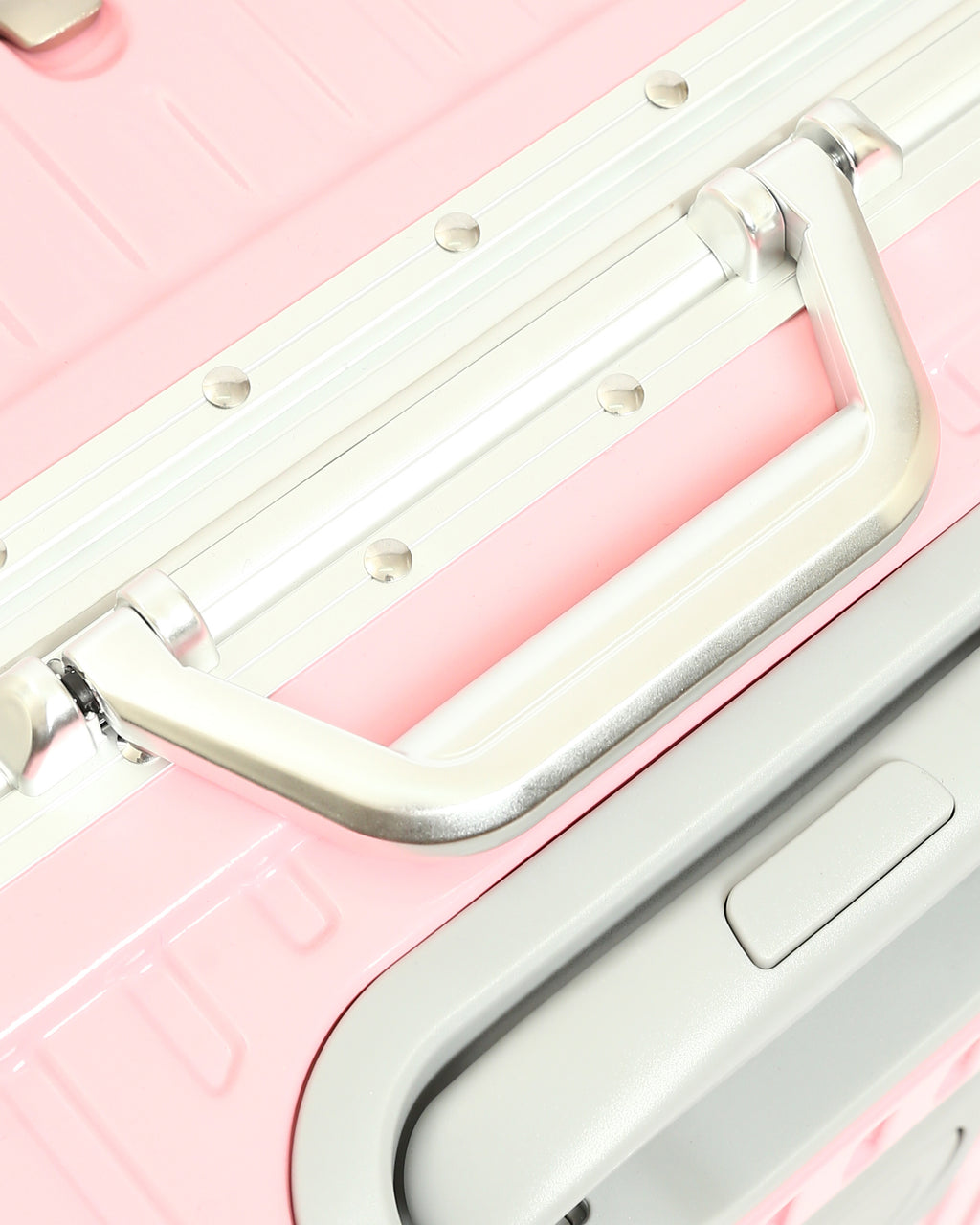 تايتان إيدج – شنطة سفر استثنائية باللون الوردي