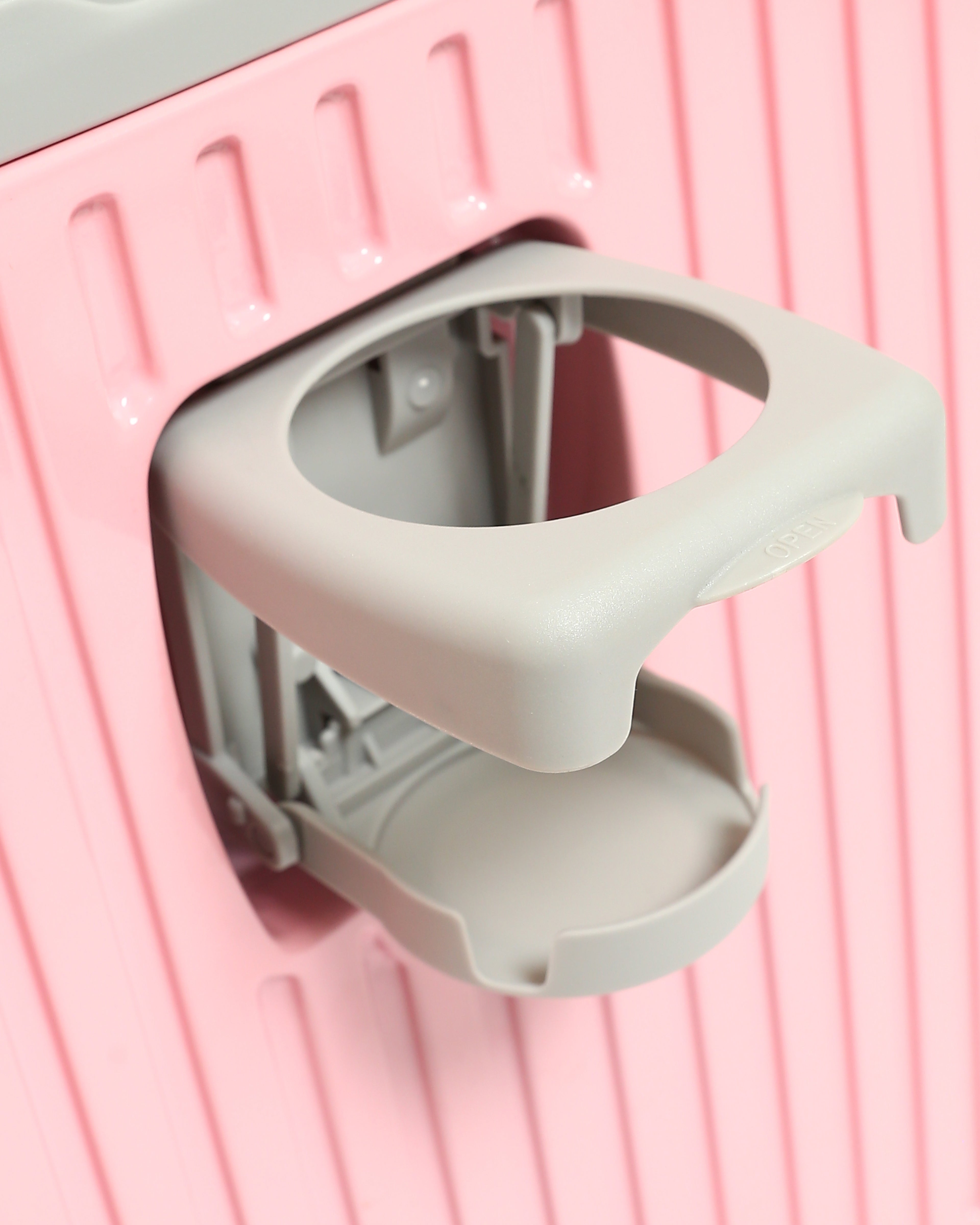 تايتان إيدج – شنطة سفر استثنائية باللون الوردي