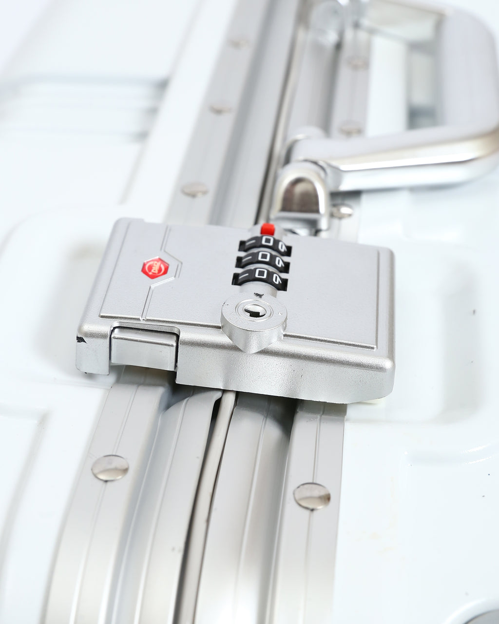 تايتان إيدج – شنطة سفر استثنائية باللون الابيض