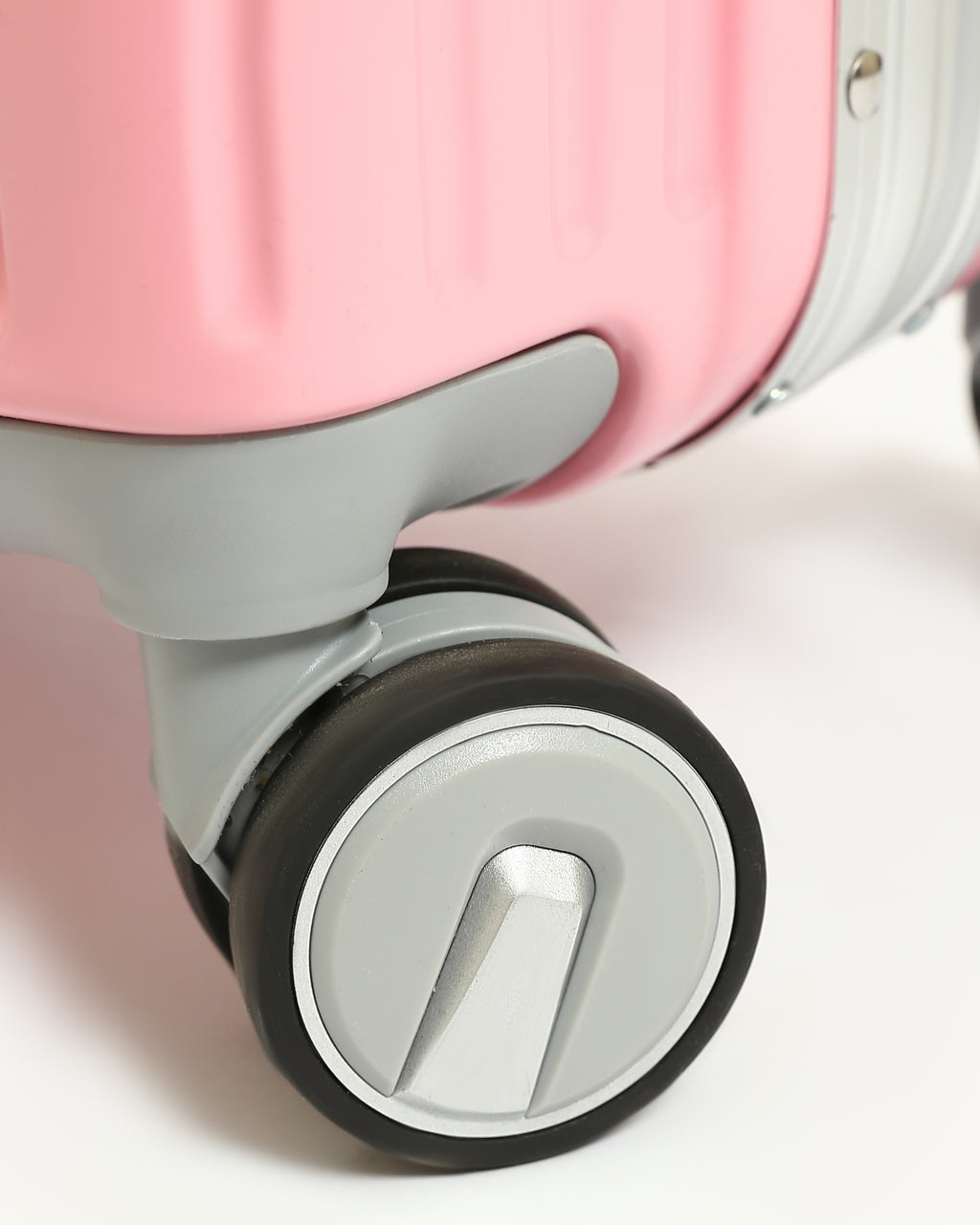 تايتان إيدج – شنطة سفر استثنائية باللون الوردي