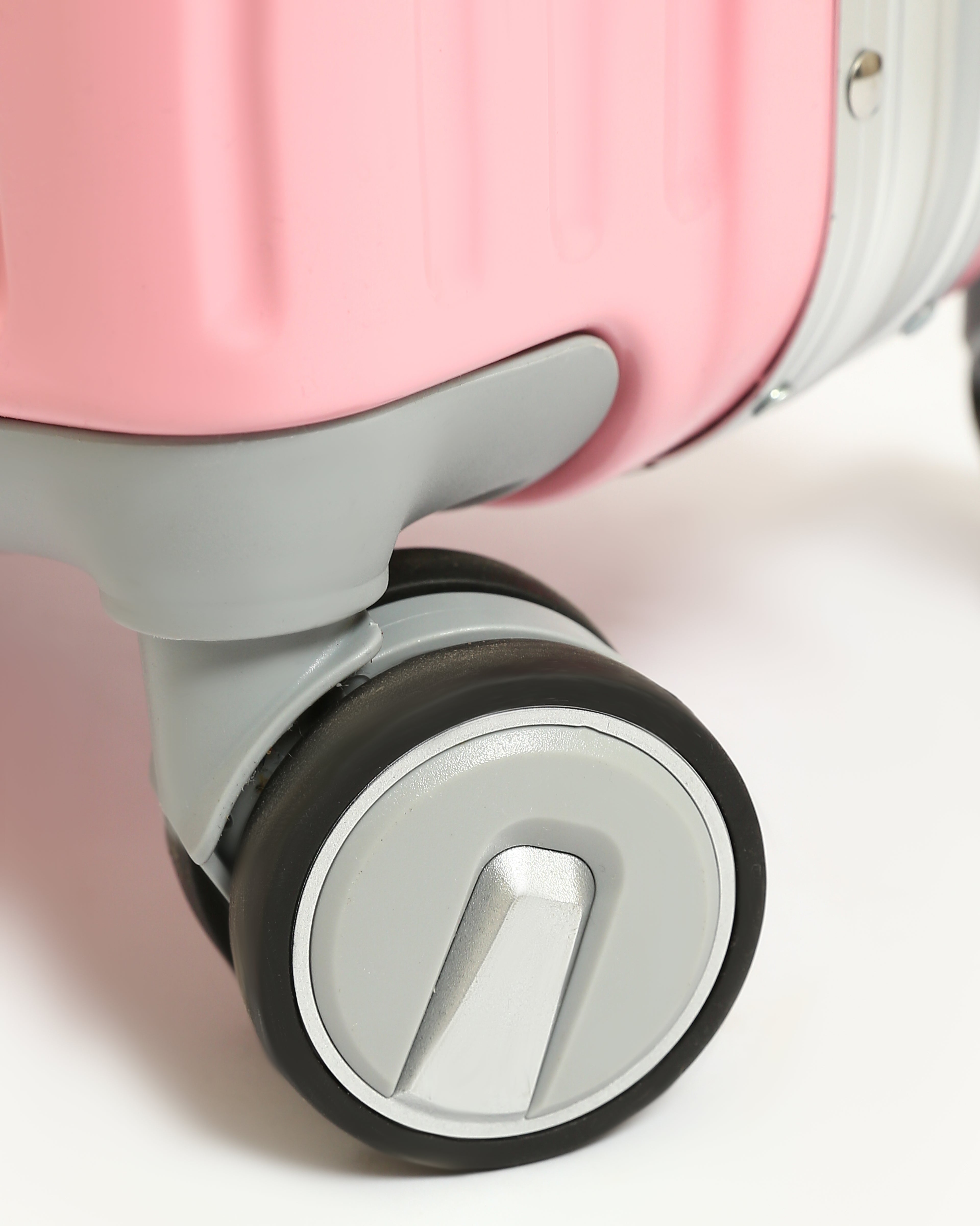 تايتان إيدج – شنطة سفر استثنائية باللون الوردي