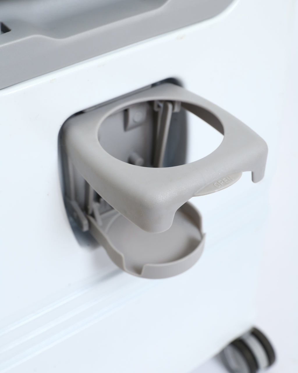 تايتان إيدج – شنطة سفر استثنائية باللون الابيض