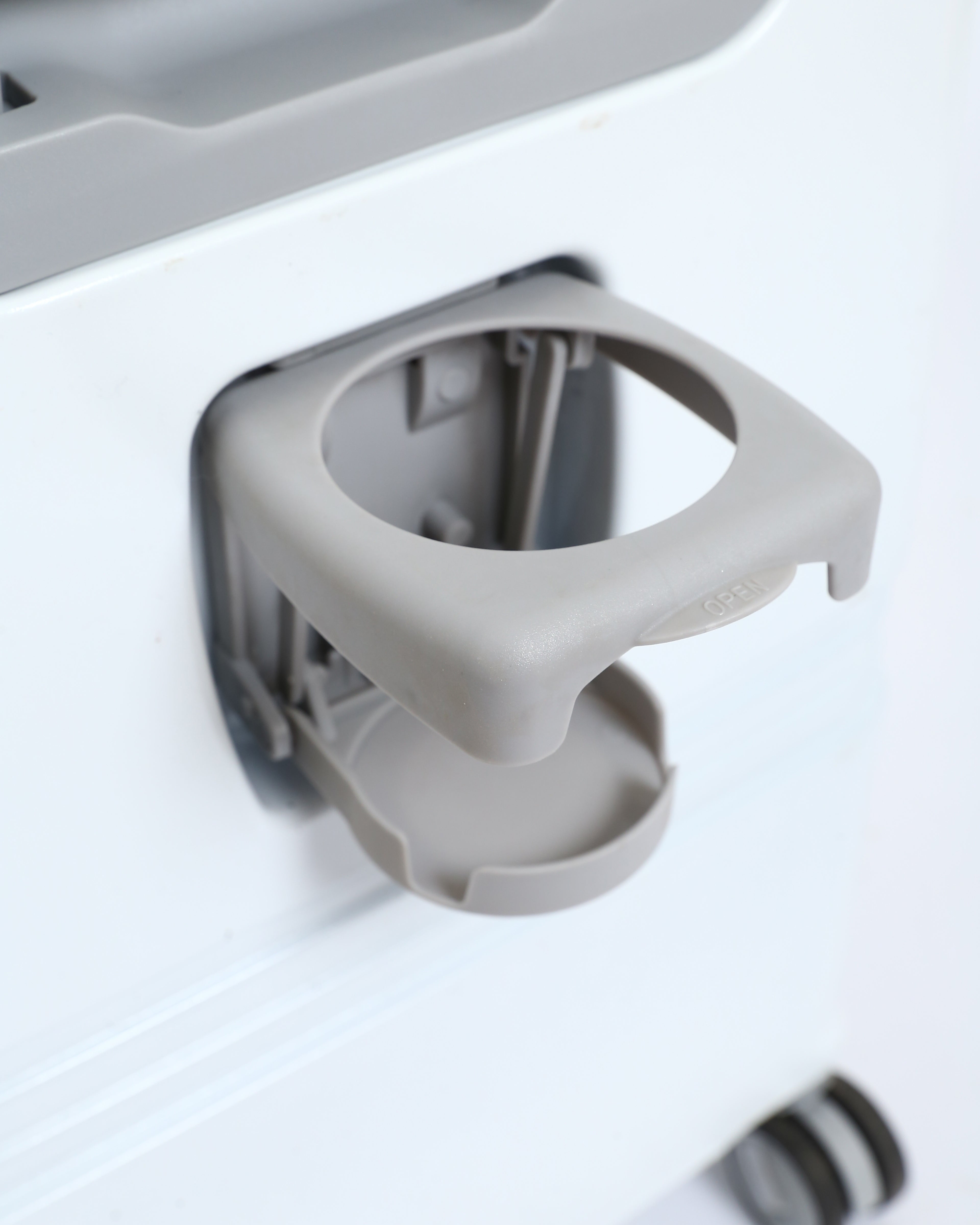 تايتان إيدج – شنطة سفر استثنائية باللون الابيض