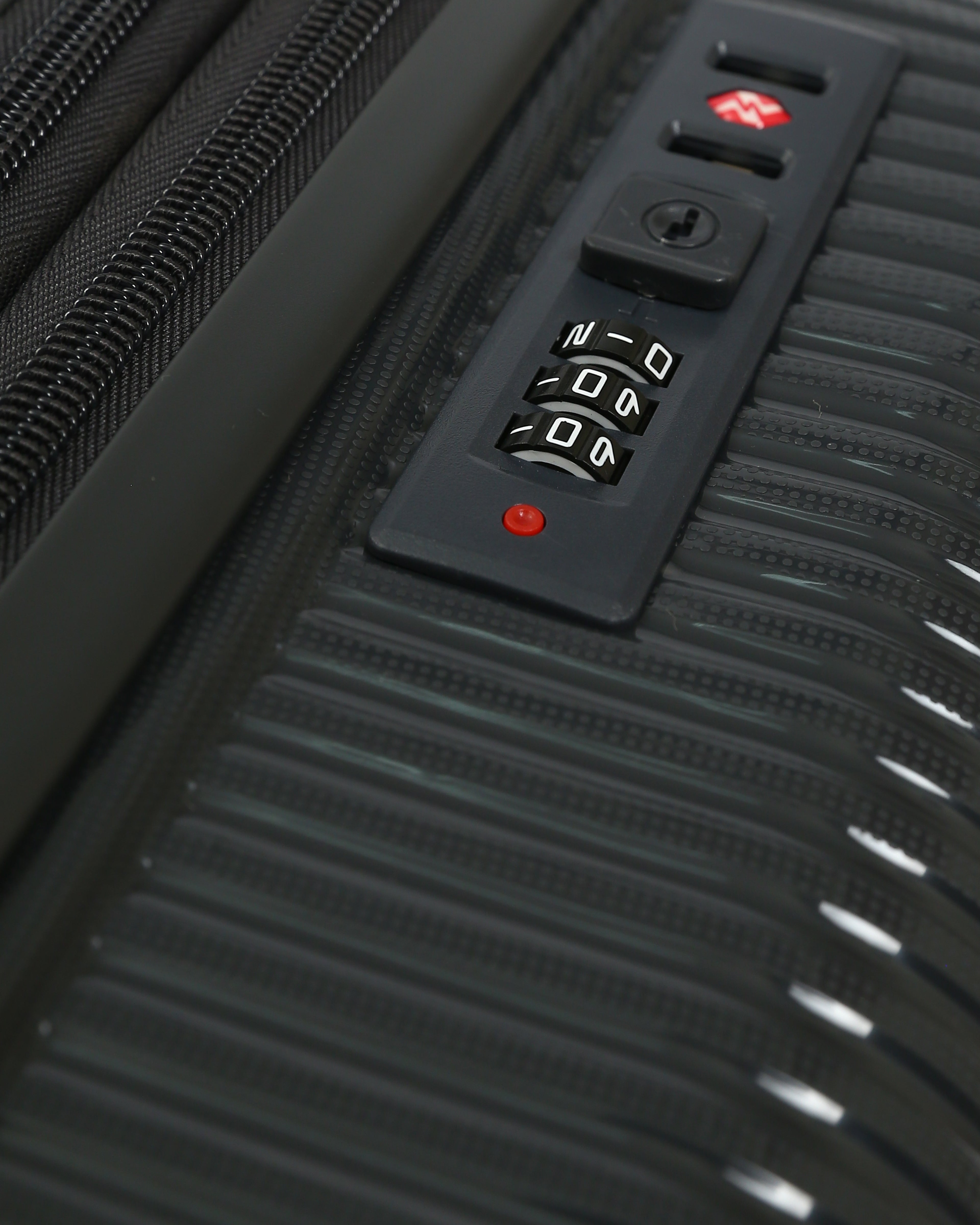 حقيبة سفر ايليت المصنوعة بالكامل من السيليكون - اسود