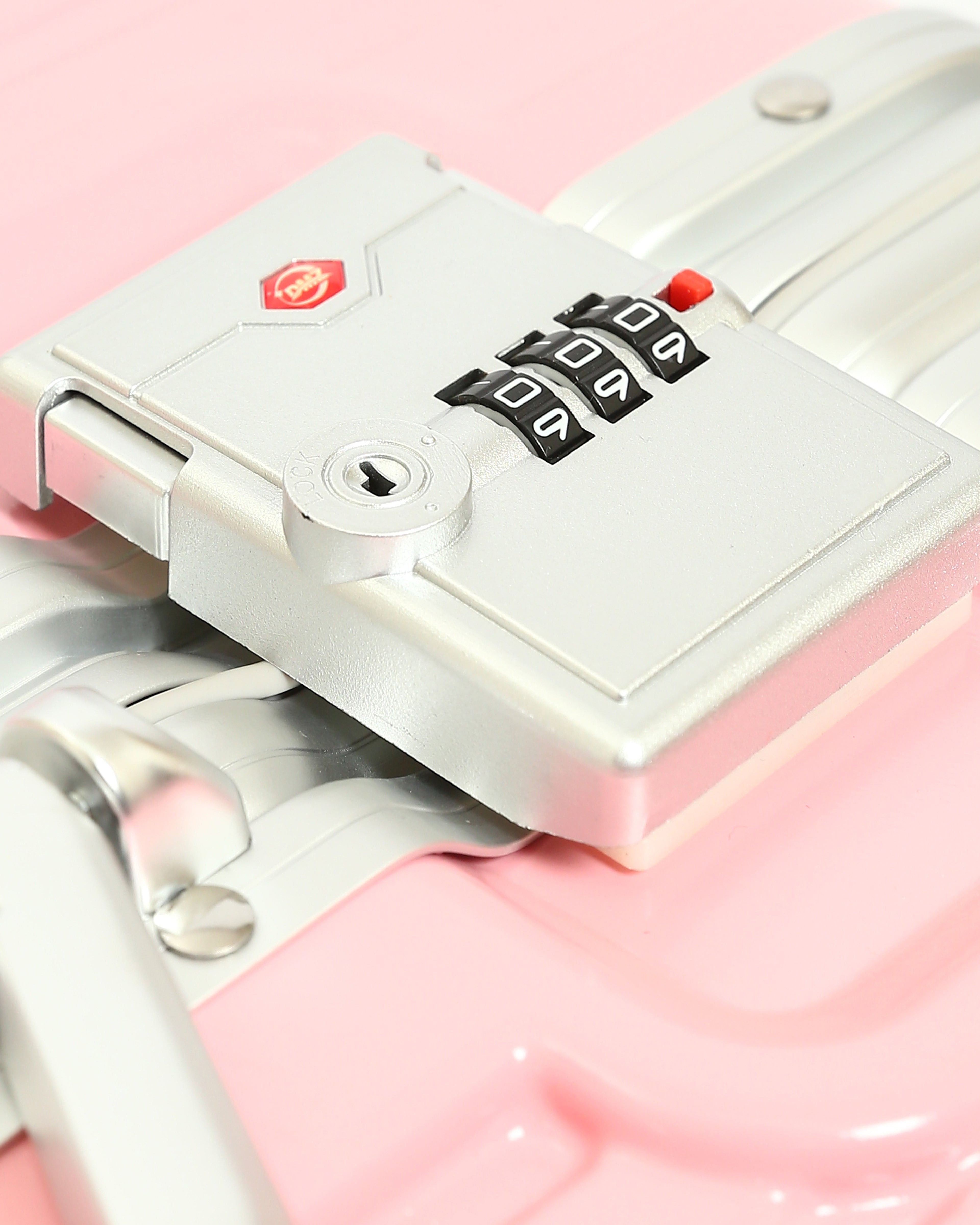 تايتان إيدج – شنطة سفر استثنائية باللون الوردي