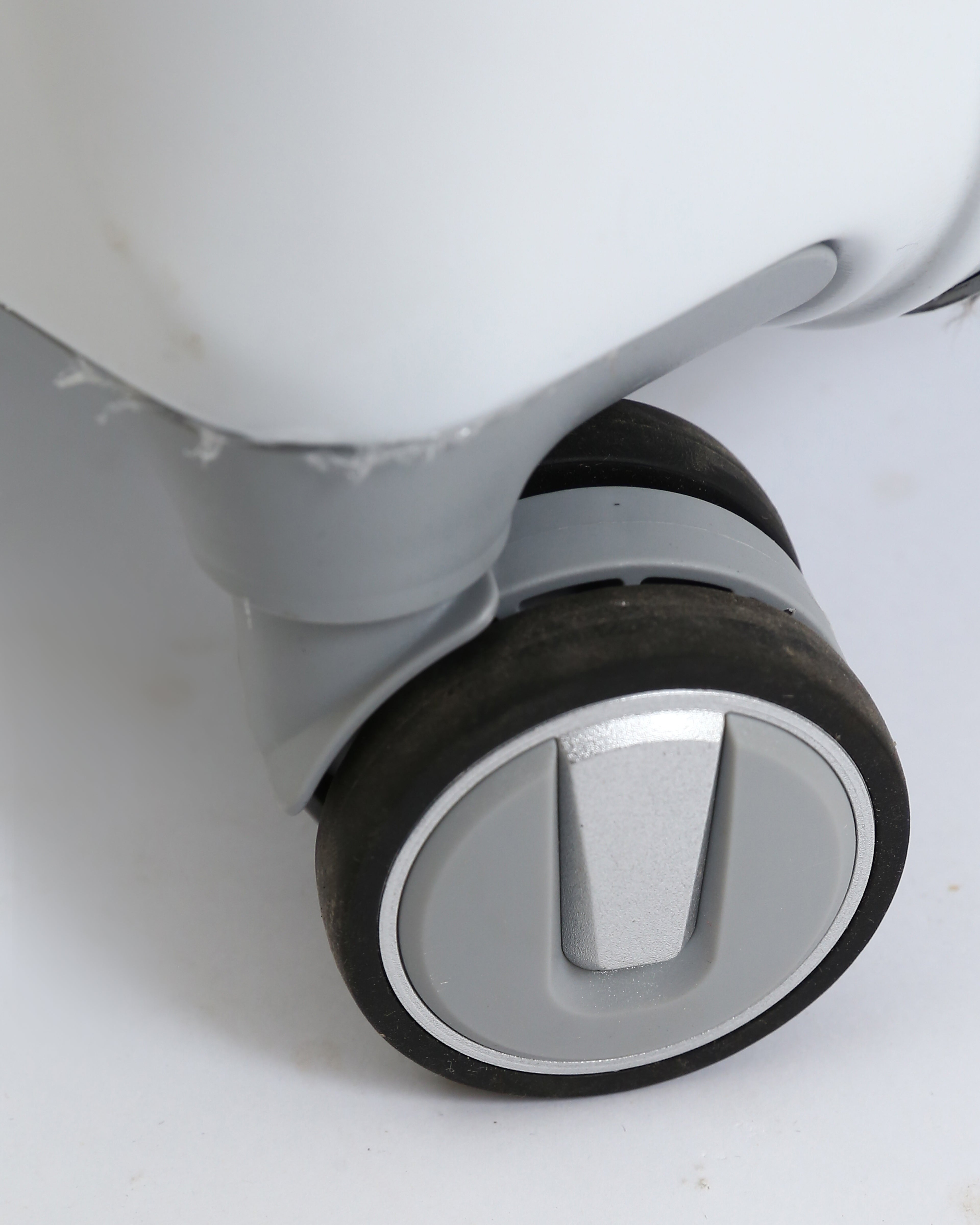 تايتان إيدج – شنطة سفر استثنائية باللون الابيض