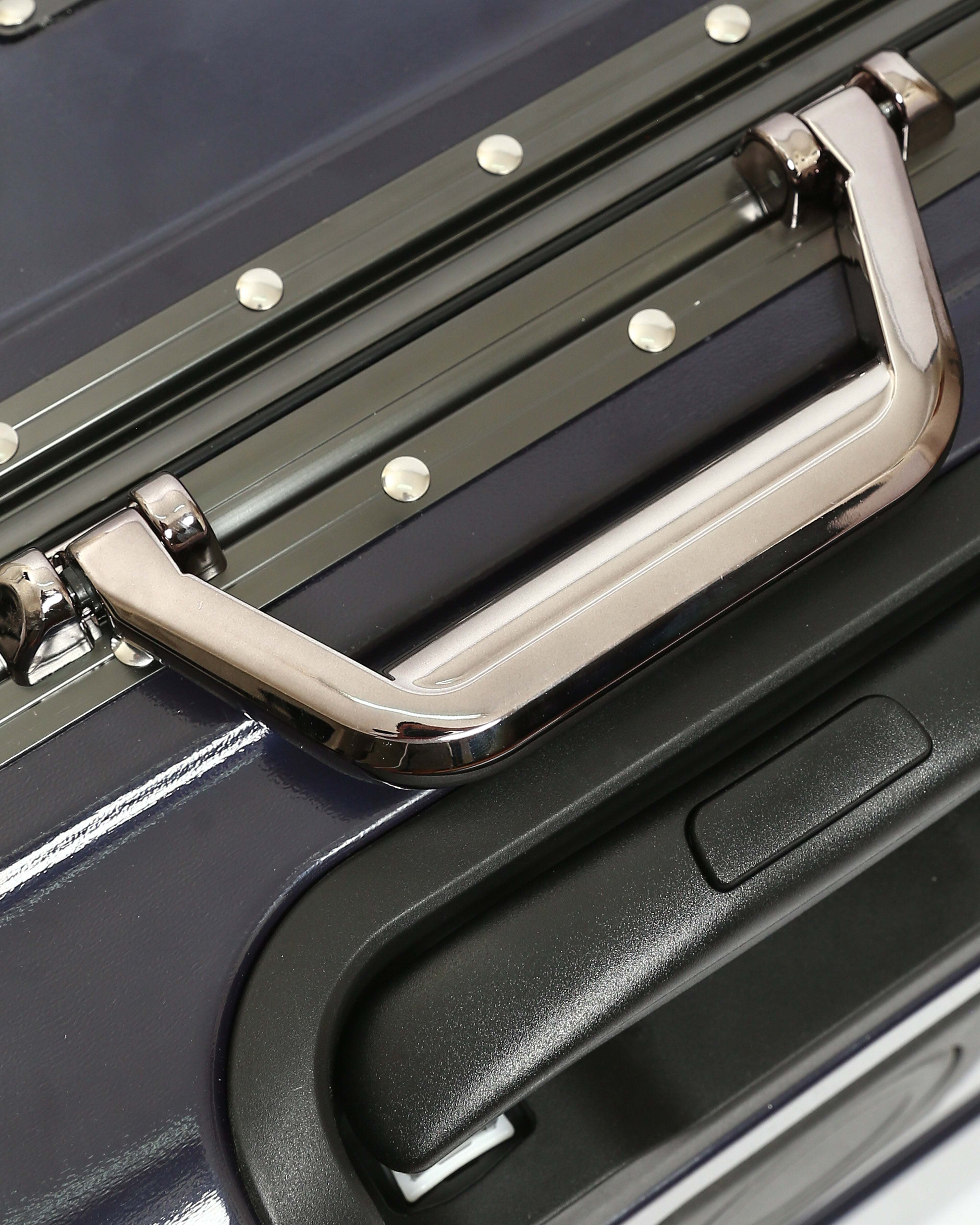 تايتان إيدج – شنطة سفر استثنائية باللون الأزرق الليلي