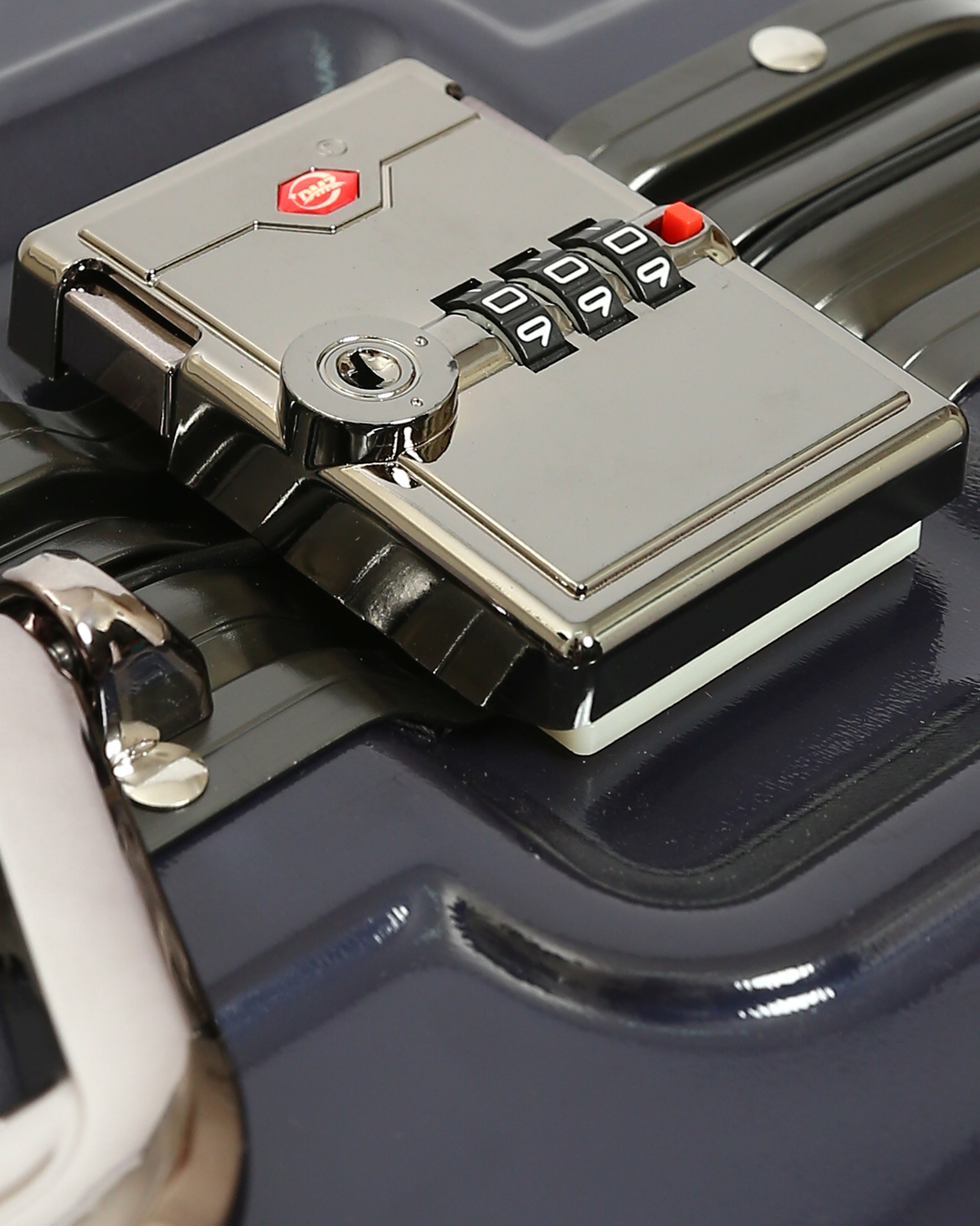 تايتان إيدج – شنطة سفر استثنائية باللون الأزرق الليلي