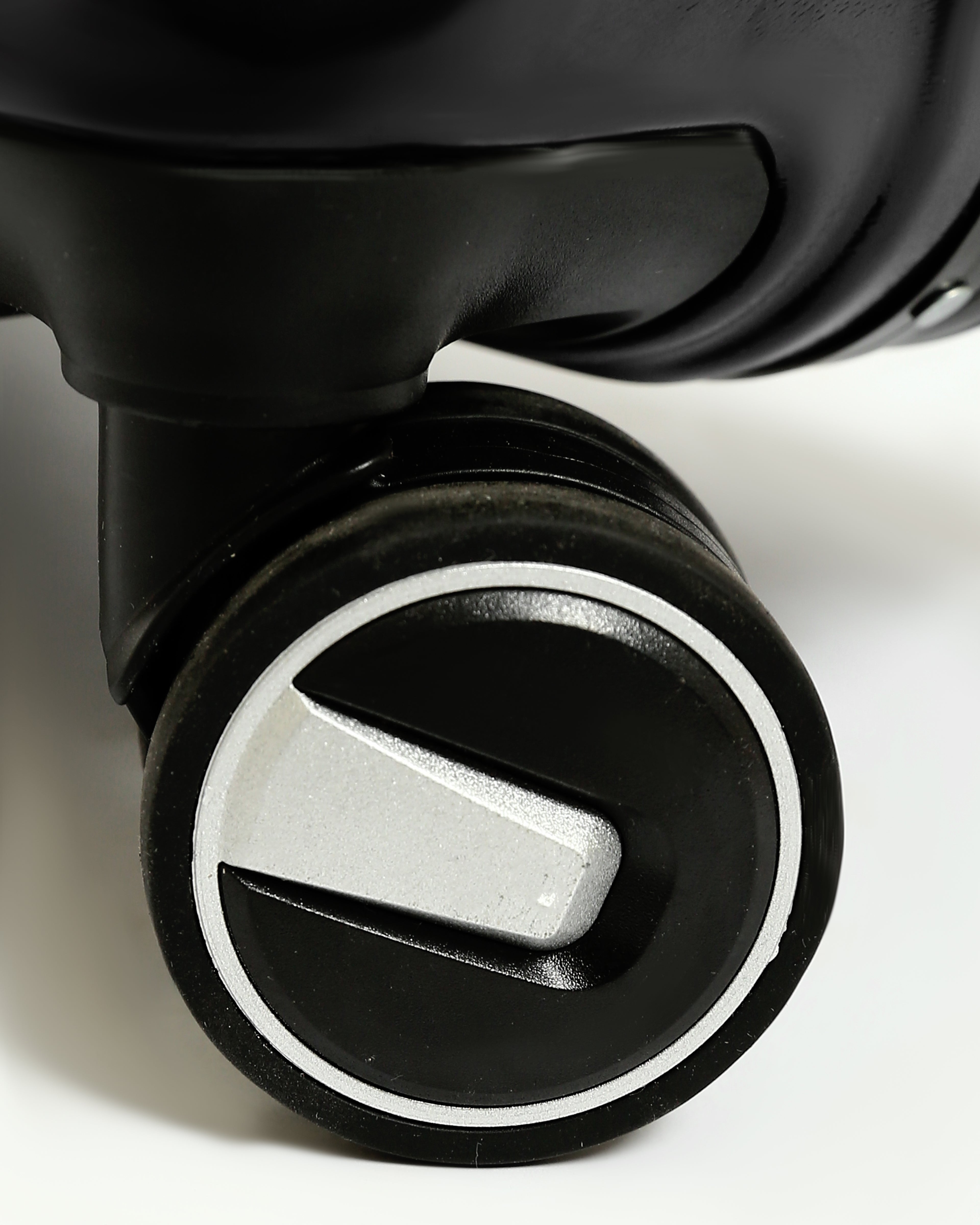 تايتان إيدج – شنطة سفر استثنائية لون اسود