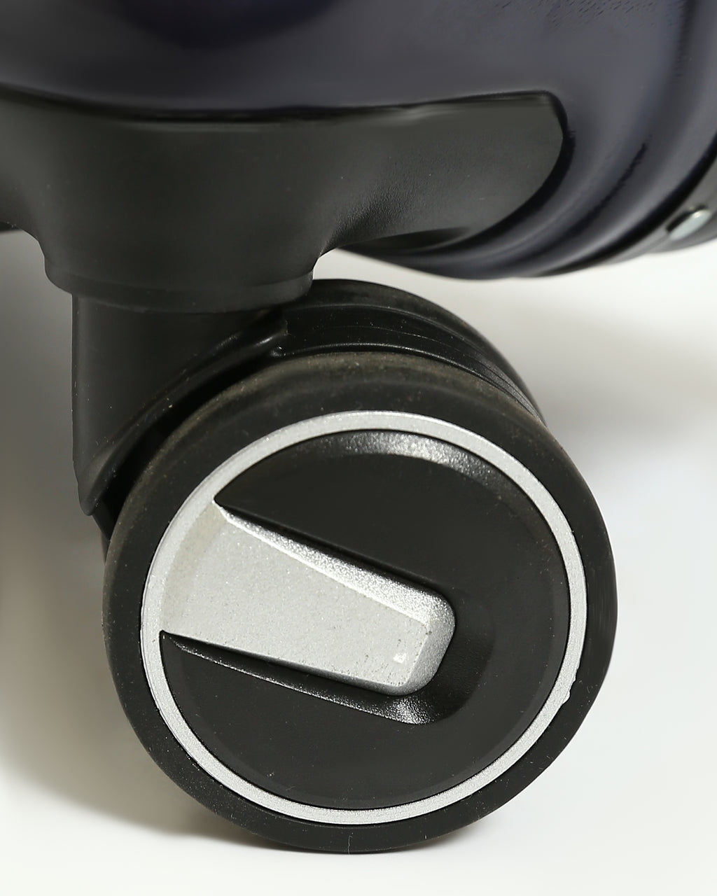 تايتان إيدج – شنطة سفر استثنائية باللون الأزرق الليلي