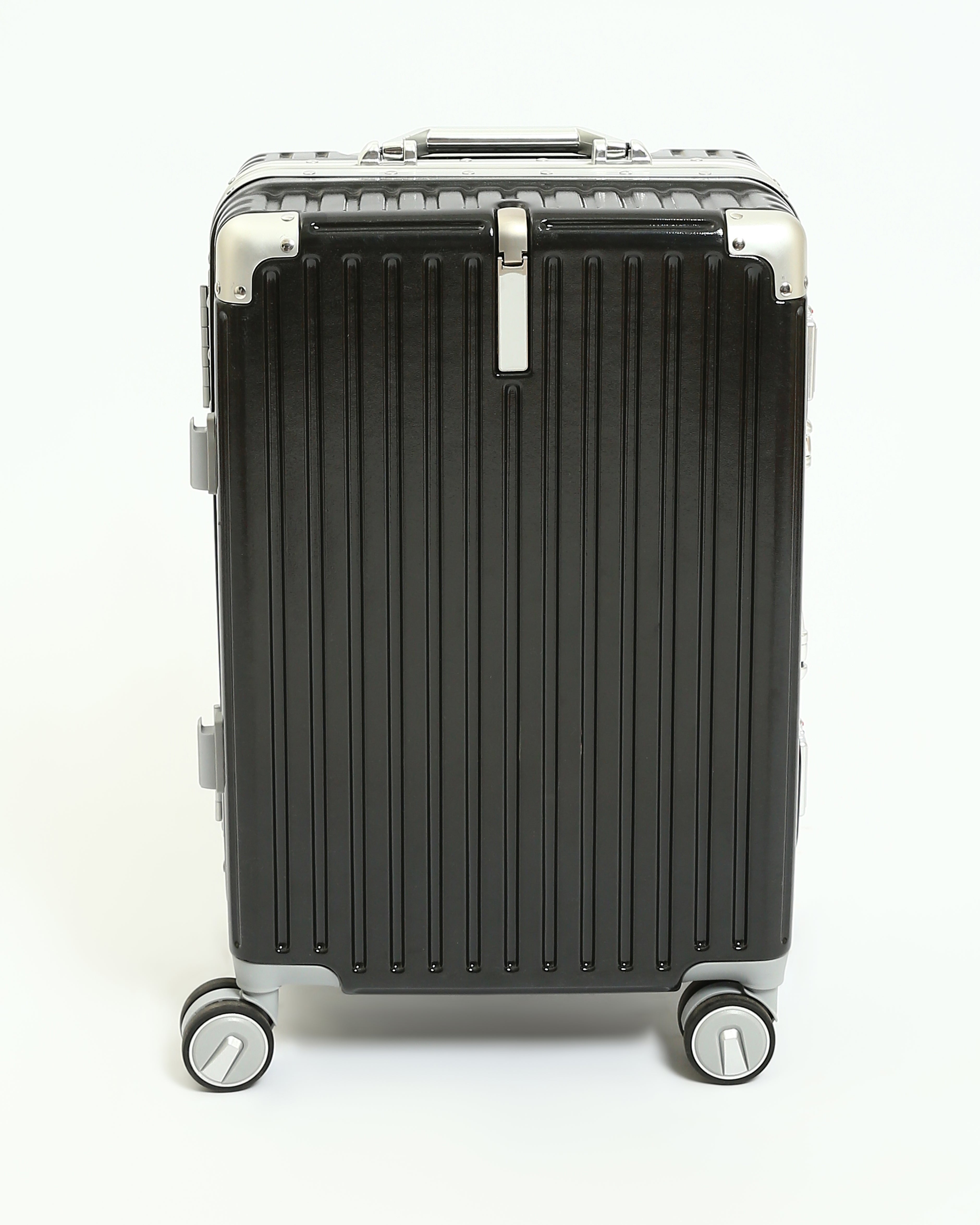 تايتان إيدج – شنطة سفر استثنائية باللون الاسود