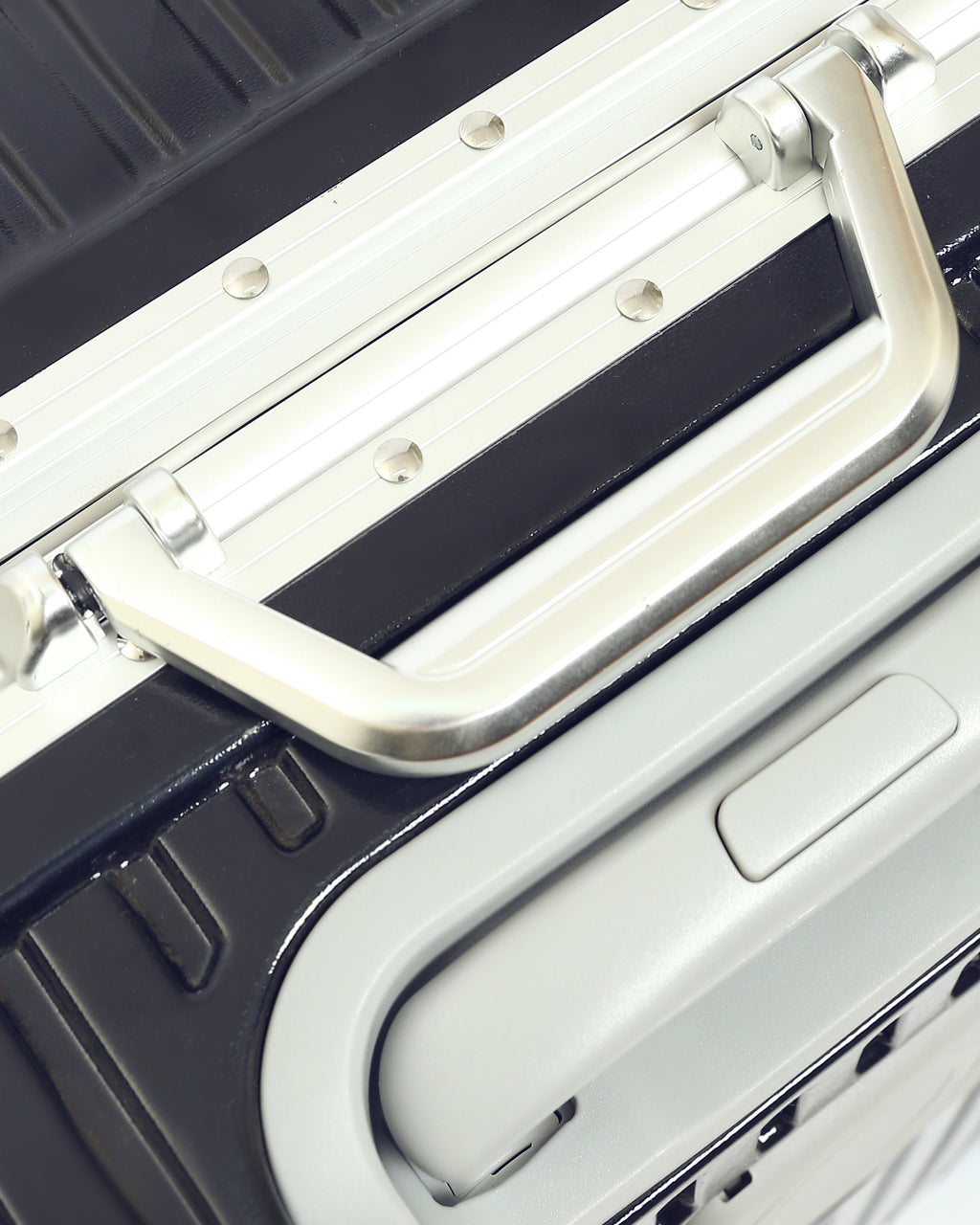 تايتان إيدج – شنطة سفر استثنائية لون كحلي غامق