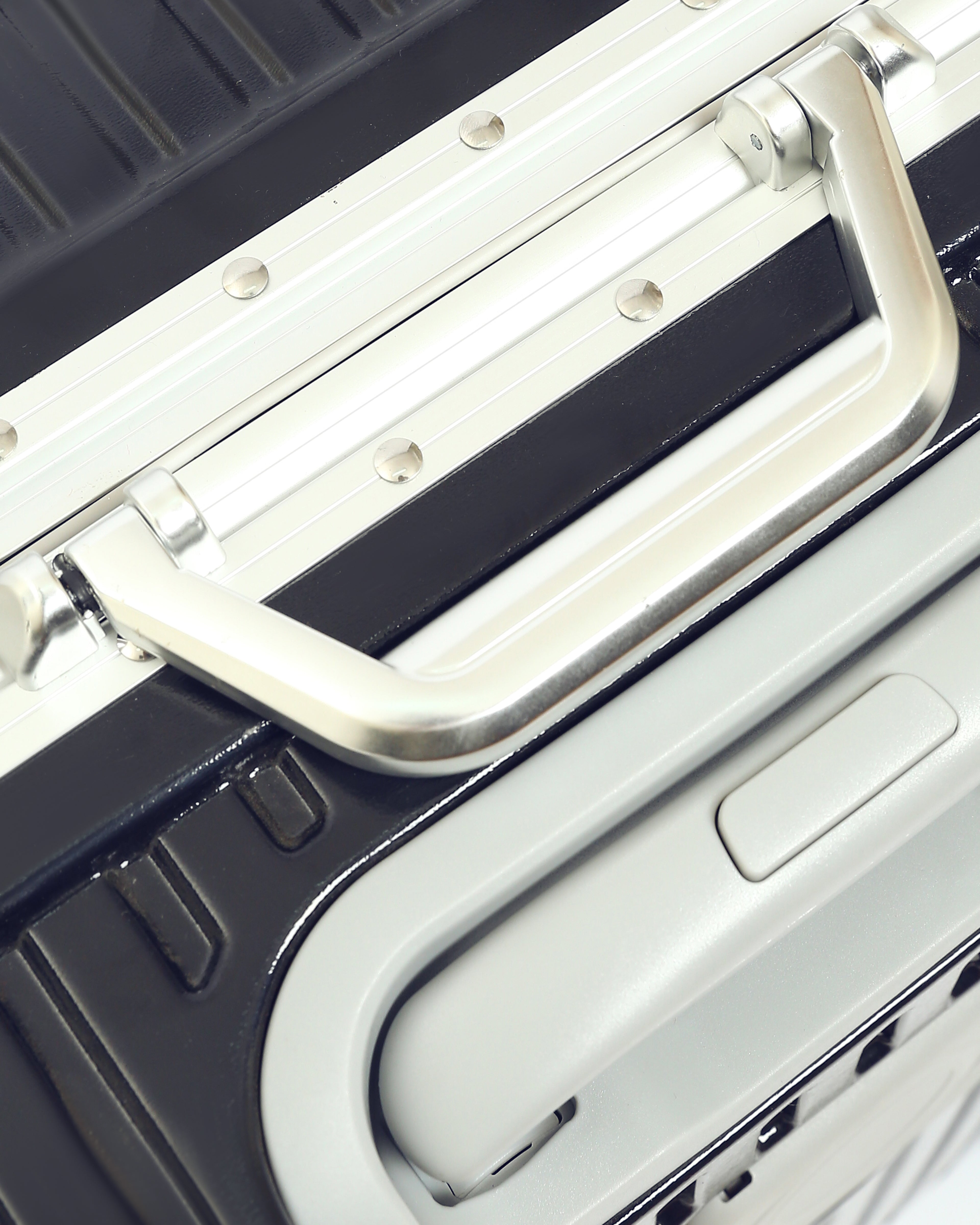 تايتان إيدج – شنطة سفر استثنائية لون كحلي غامق