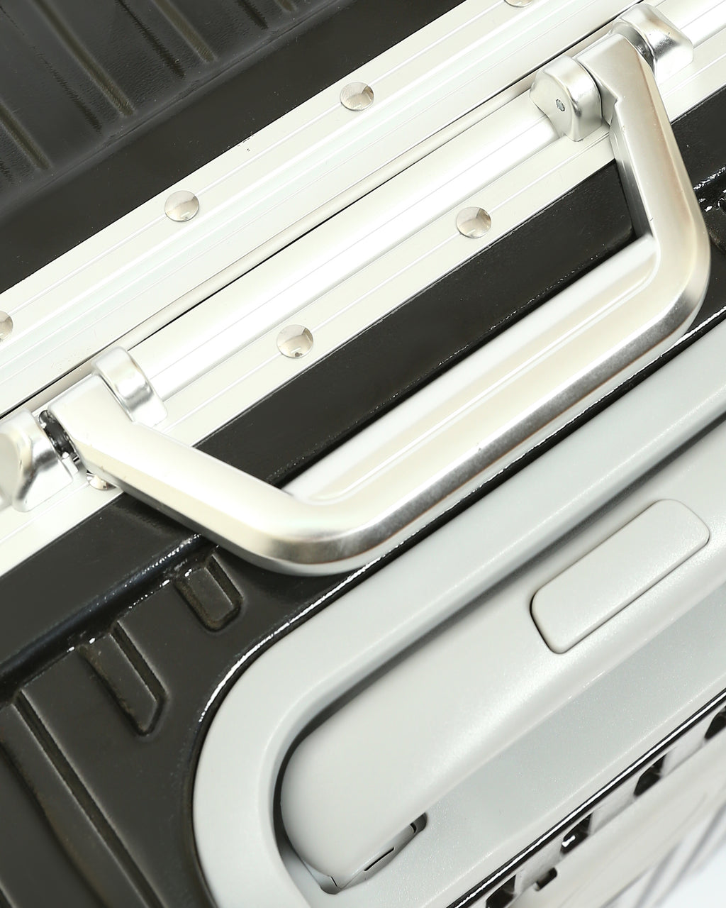 تايتان إيدج – شنطة سفر استثنائية باللون الاسود