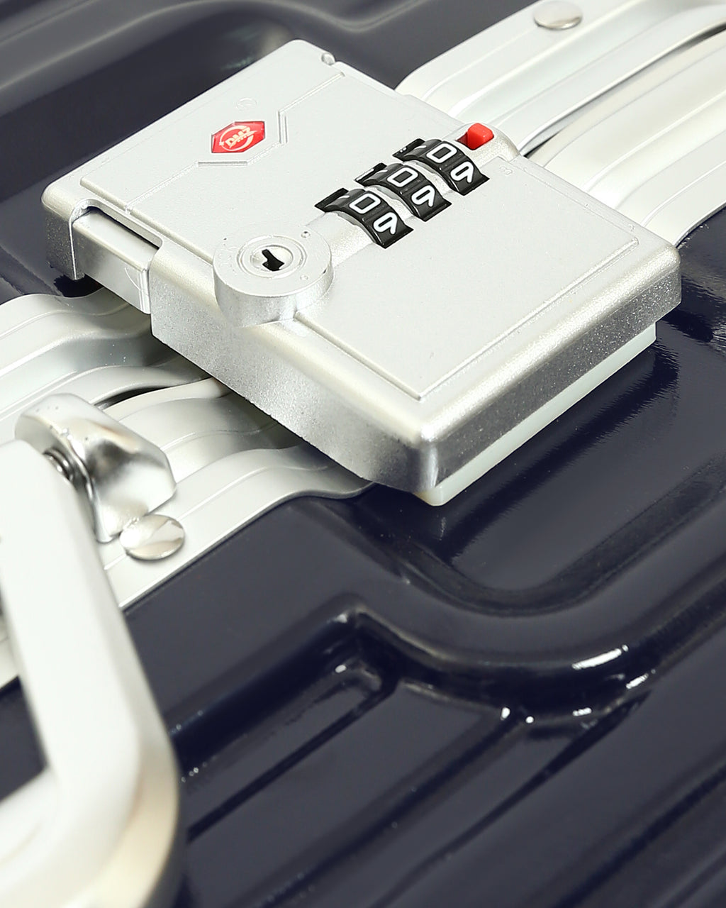 تايتان إيدج – شنطة سفر استثنائية لون كحلي غامق