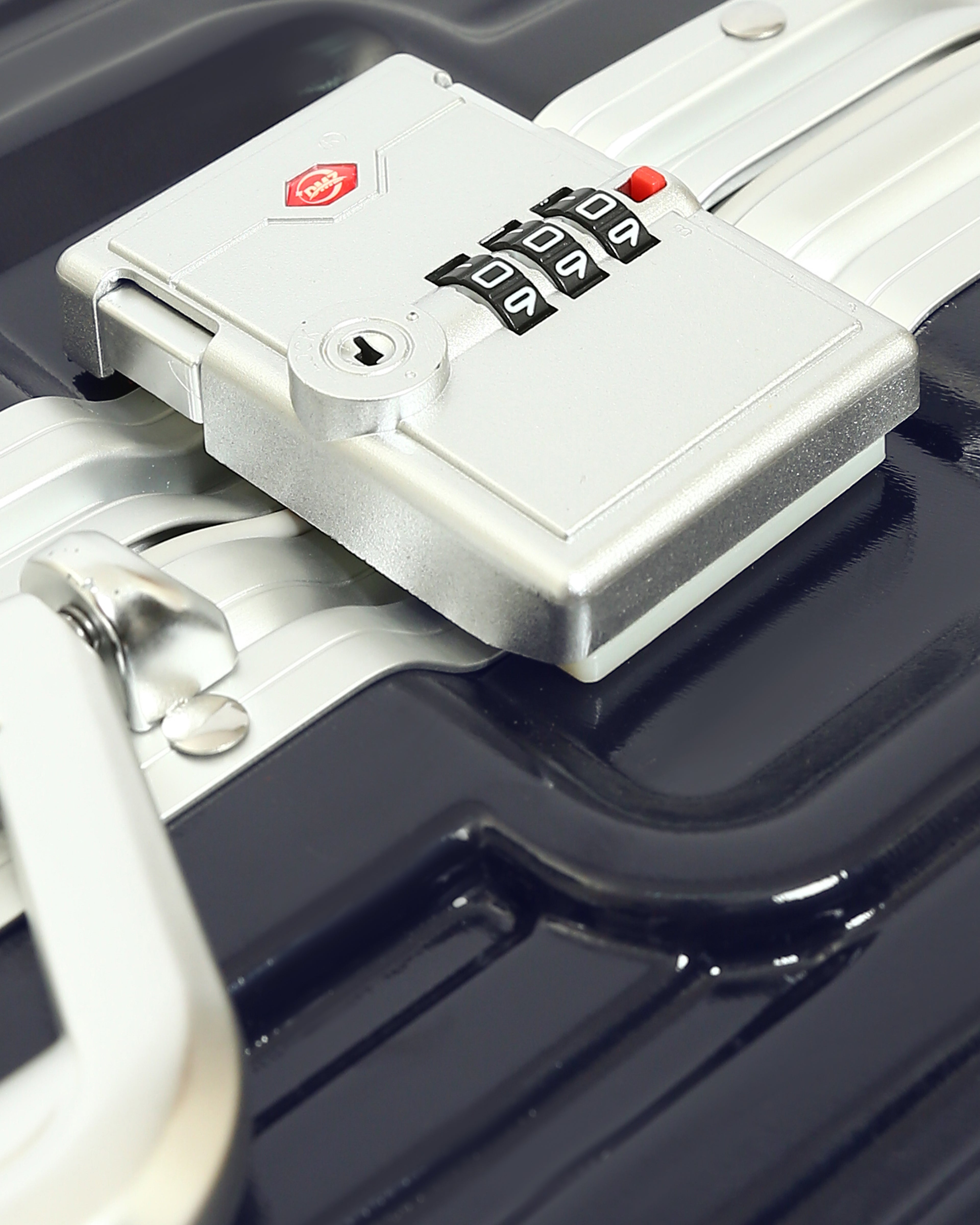 تايتان إيدج – شنطة سفر استثنائية لون كحلي غامق