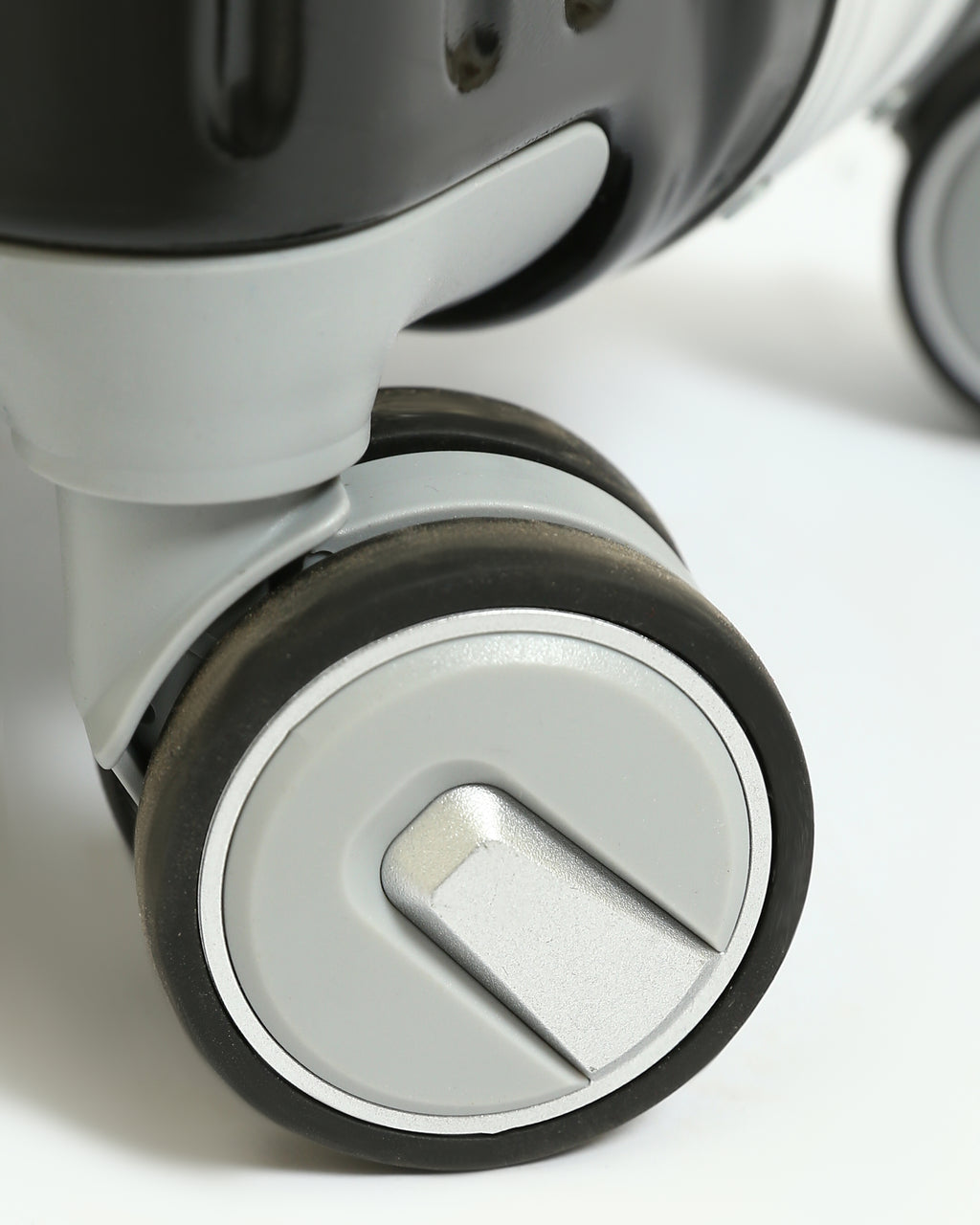 تايتان إيدج – شنطة سفر استثنائية باللون الاسود