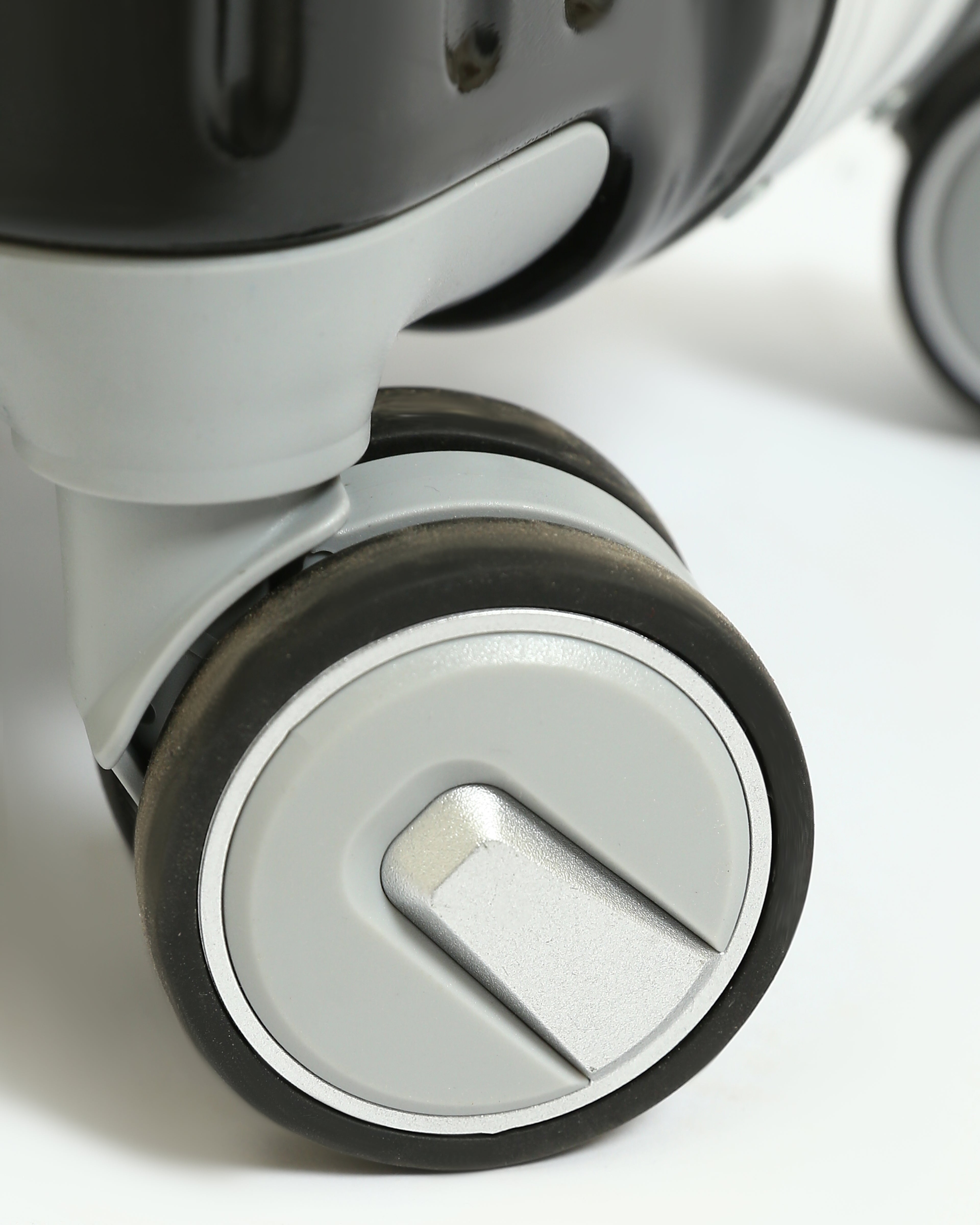 تايتان إيدج – شنطة سفر استثنائية باللون الاسود