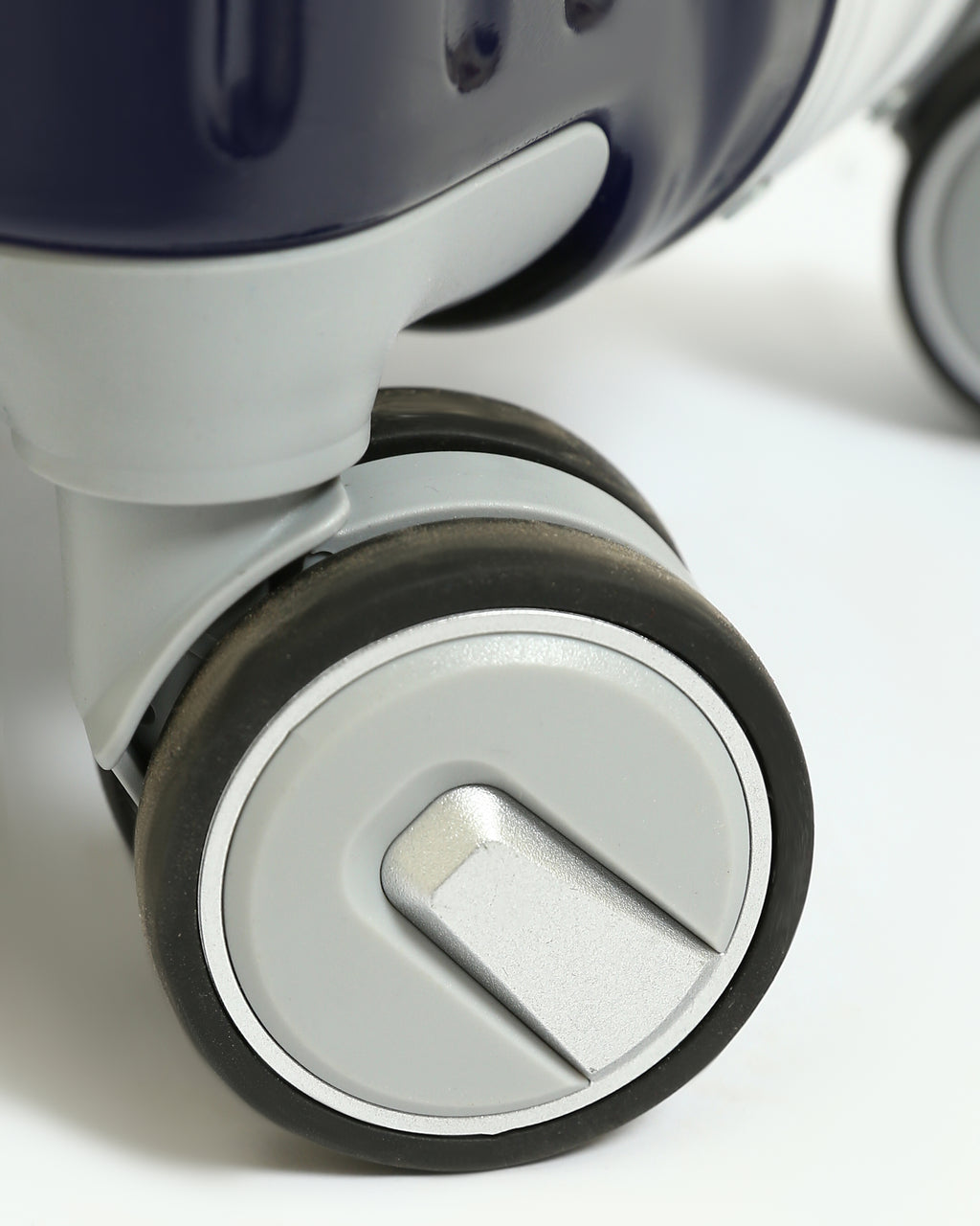 تايتان إيدج – شنطة سفر استثنائية لون كحلي غامق