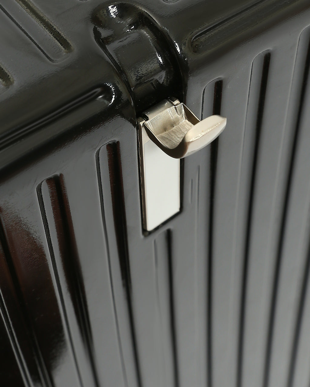 تايتان إيدج – شنطة سفر استثنائية باللون الاسود