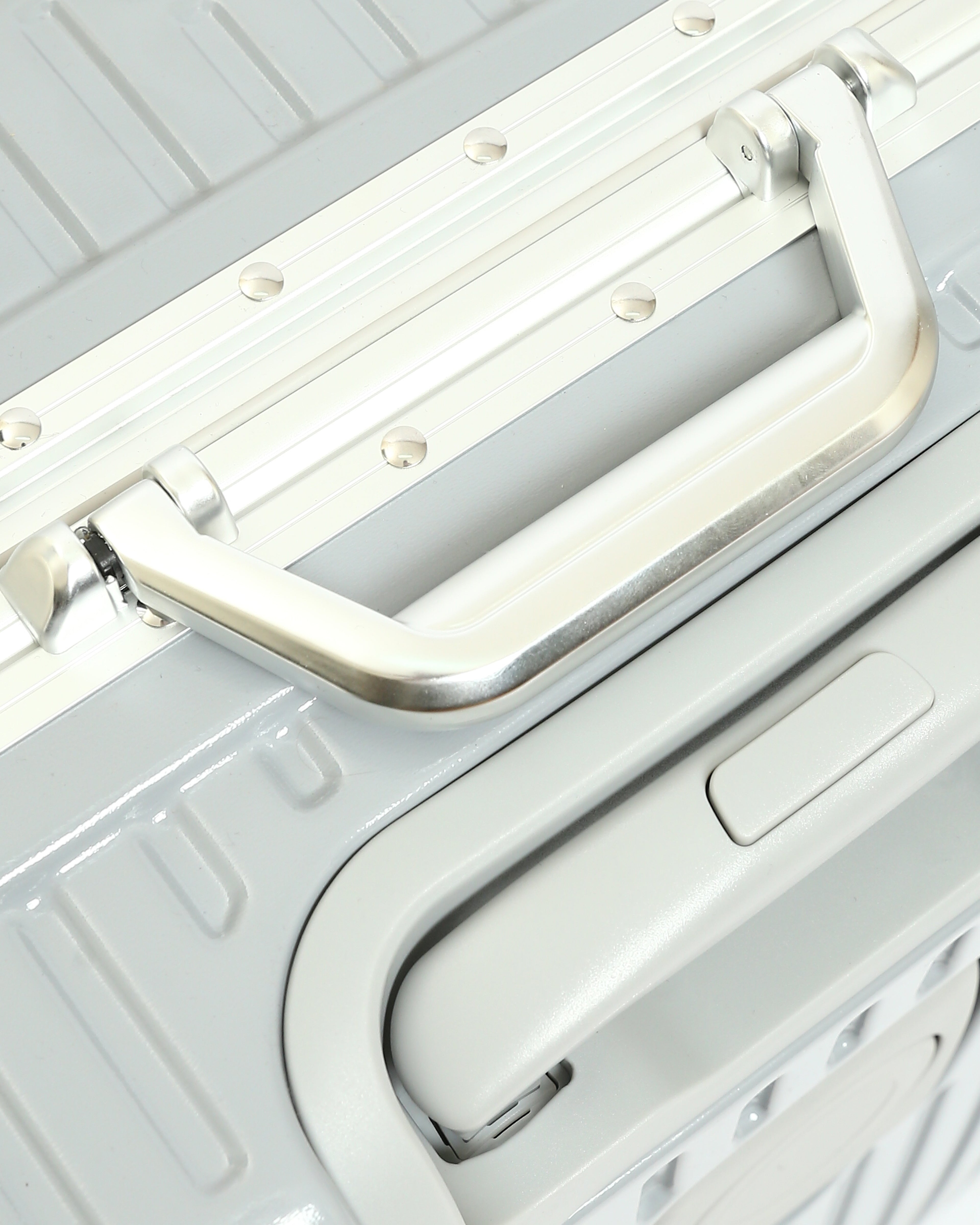 تايتان إيدج – شنطة سفر استثنائية باللون سيلفر عاصفي