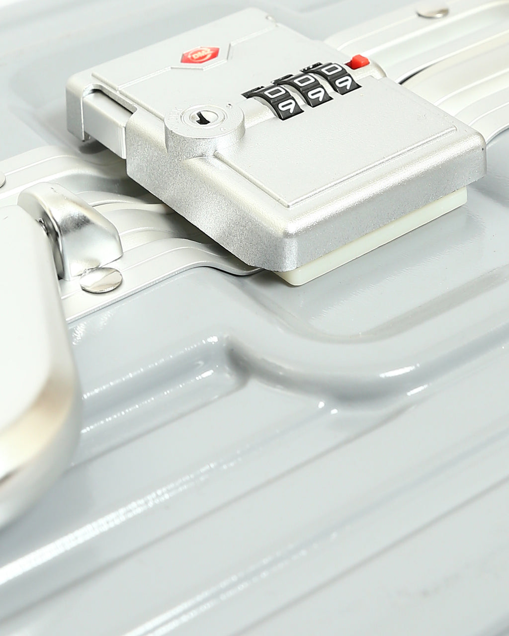 تايتان إيدج – شنطة سفر استثنائية باللون سيلفر عاصفي