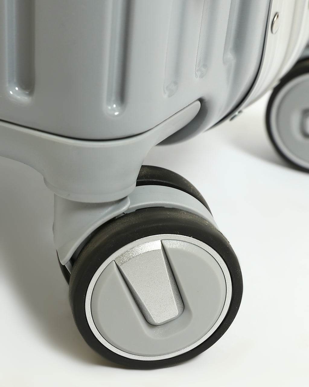 تايتان إيدج – شنطة سفر استثنائية باللون سيلفر عاصفي