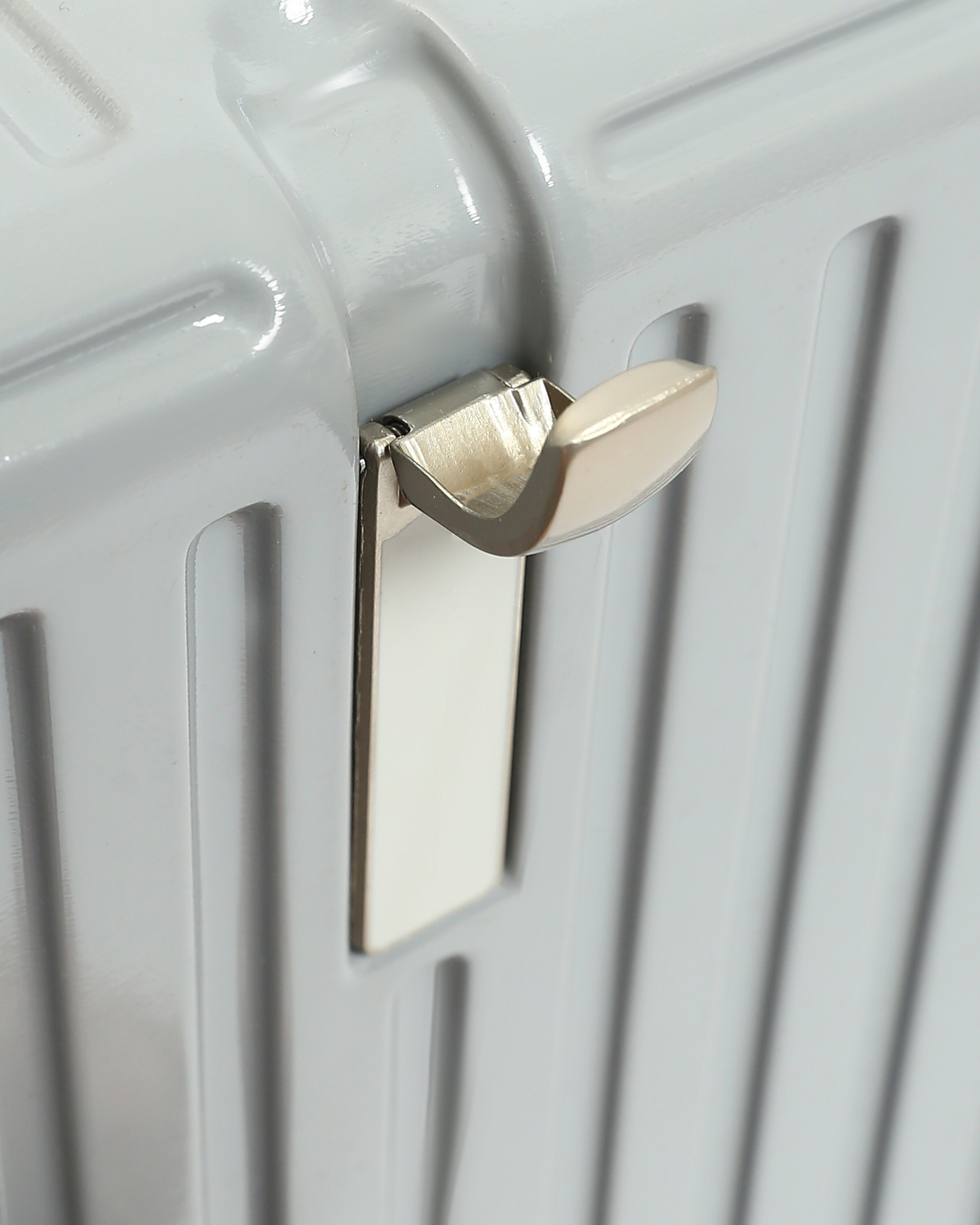 تايتان إيدج – شنطة سفر استثنائية باللون سيلفر عاصفي