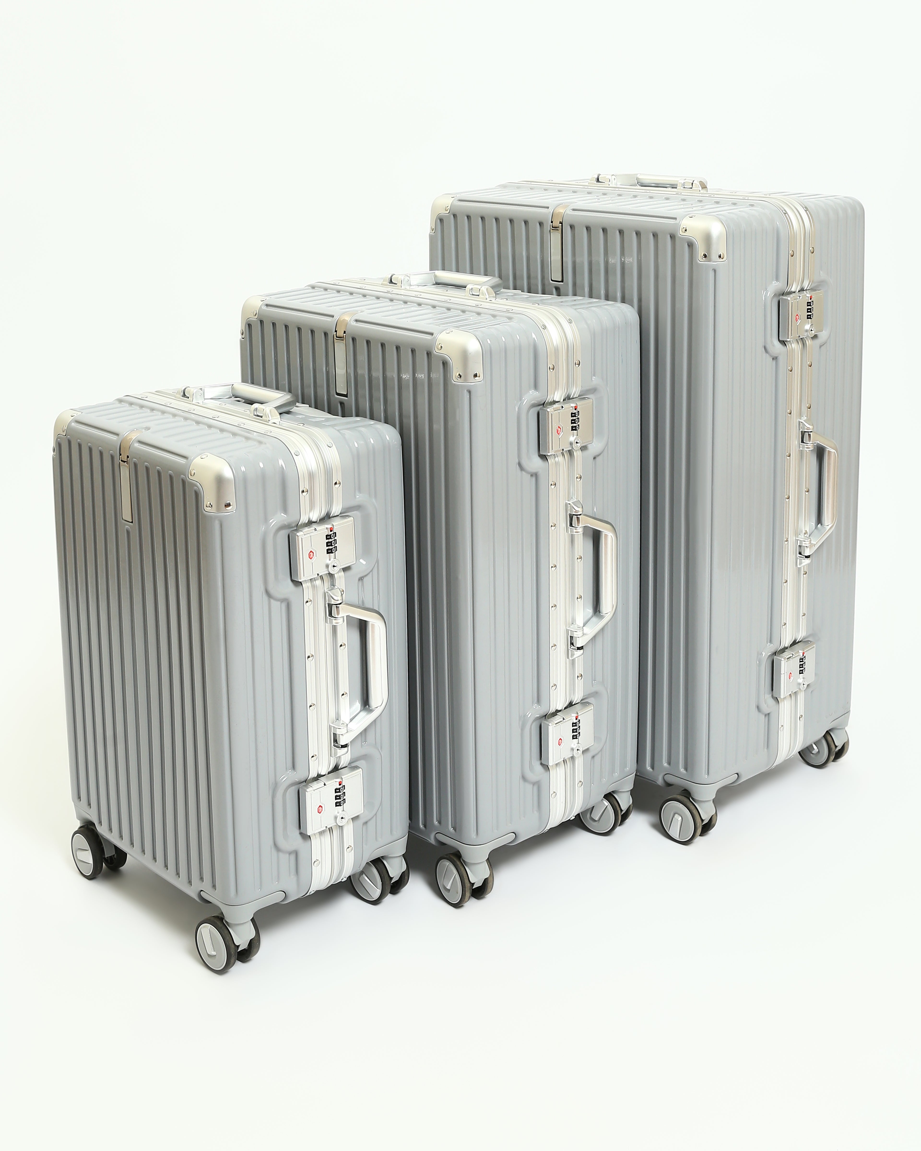 تايتان إيدج – شنطة سفر استثنائية باللون سيلفر عاصفي