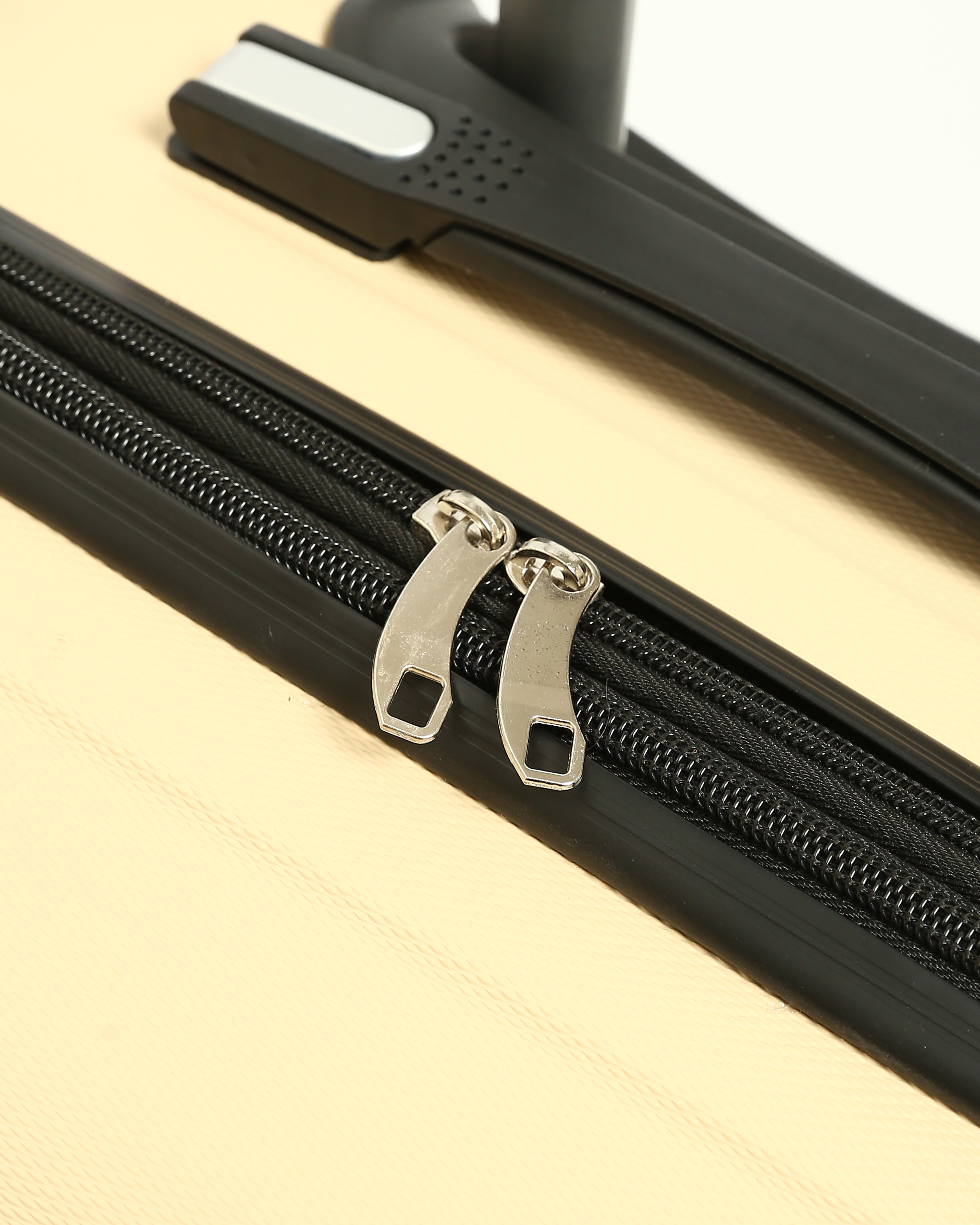 حقيبة سفر CK Premium المصنوعة من السيليكون الصلب - بيج